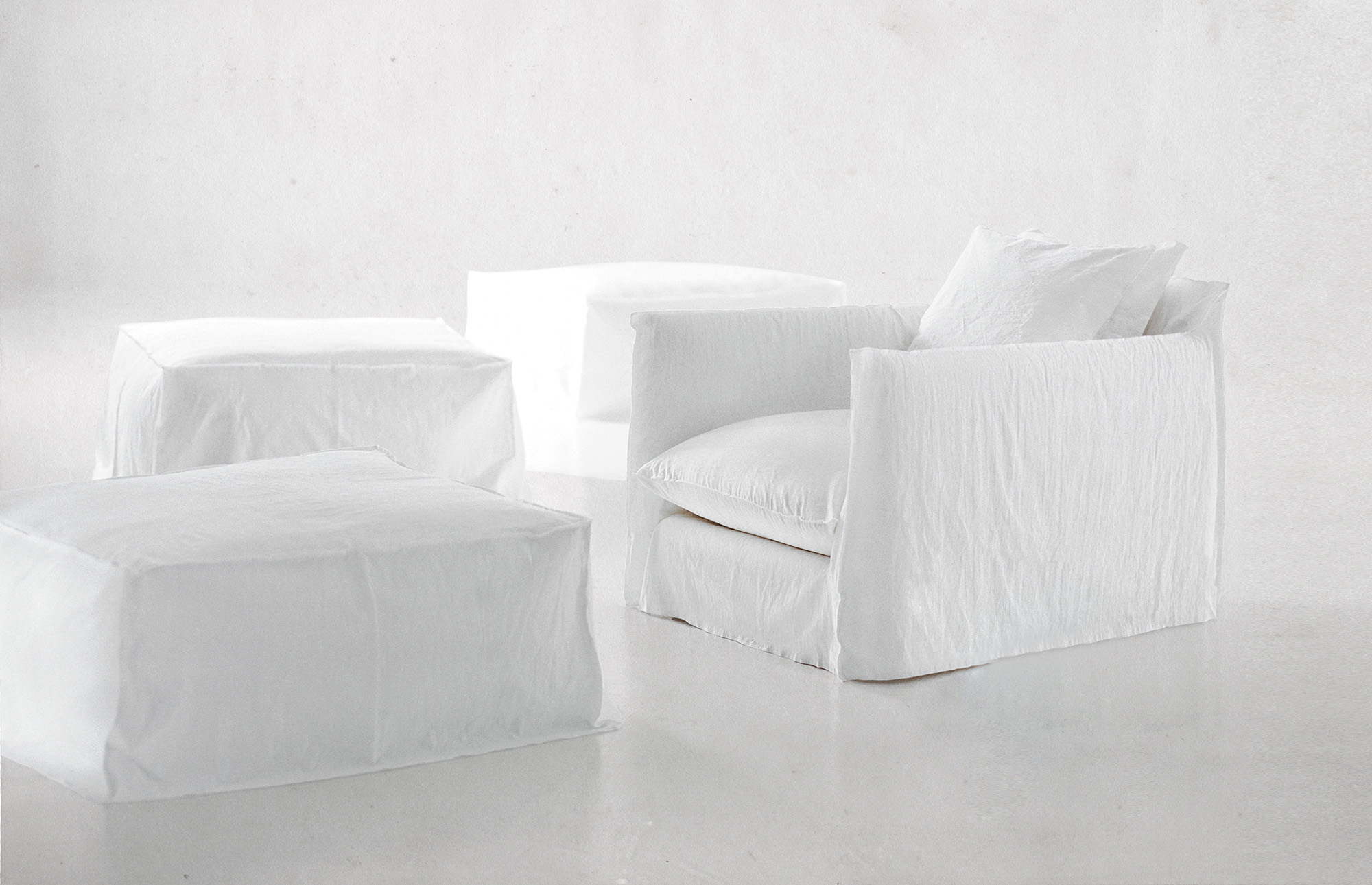 10886 A7028a6951 01deeparmchair Portrait