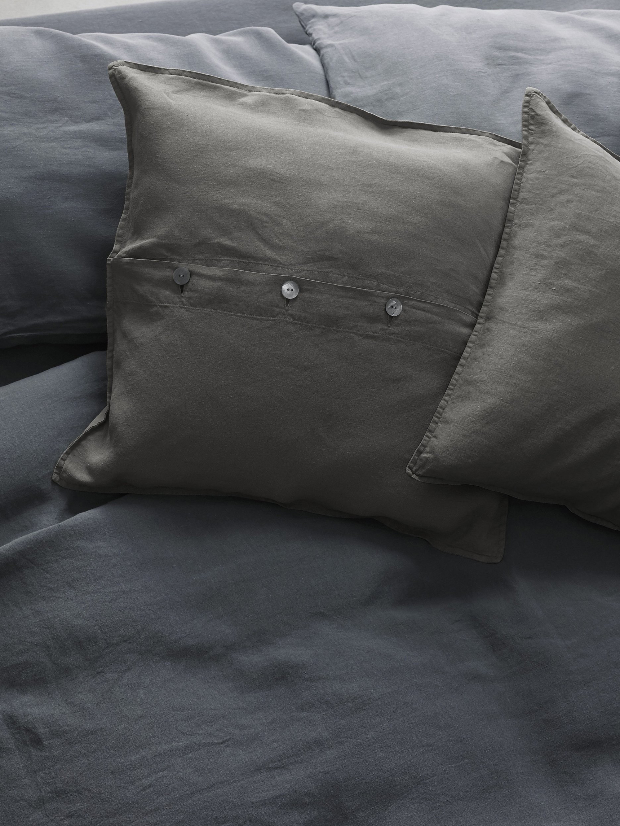 12127 Df22e98543 Fumo Cushions Society Limonta Rem Cuscini Letto Fumo Lino 01 129de846 9b09 4d89 B990 B14ceca2a990 2000x Portrait