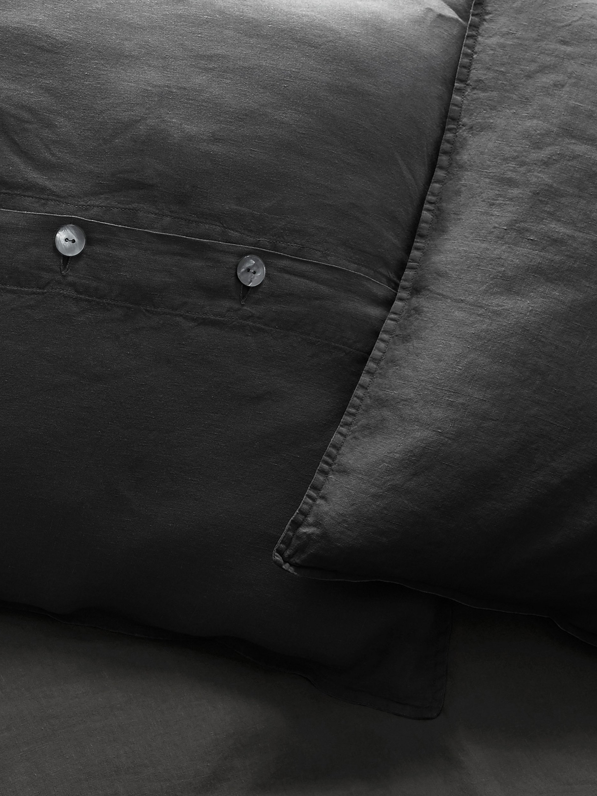 12130 9b2dbd768a Antracite Cushions Society Limonta Rem Cuscini Letto Antracite Lino 02 C9e95a97 Cd65 44af 8259 C365fdbcd643 2000x Portrait