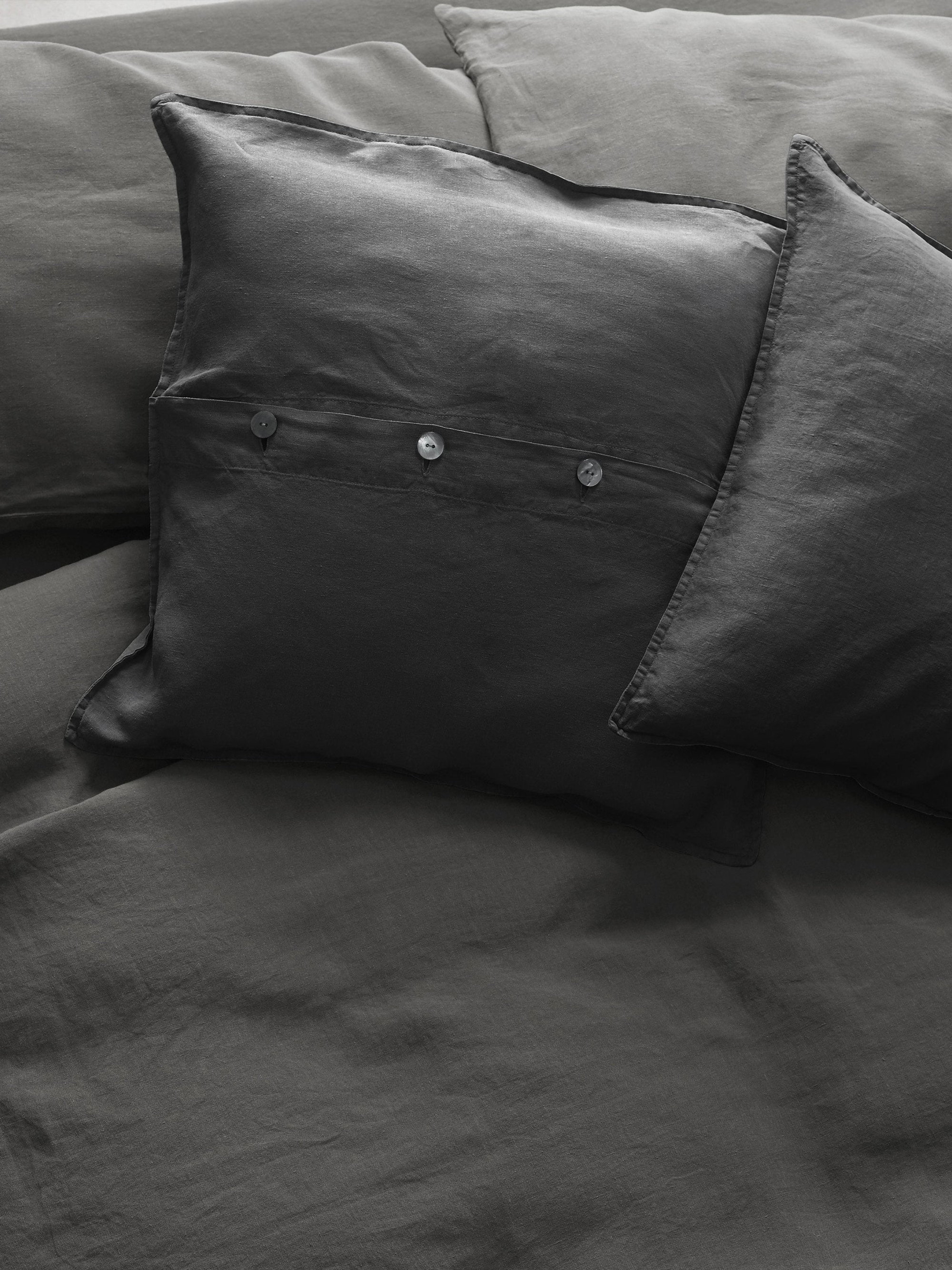 12152 Fd4f31d958 1society Limonta Rem Set Cuscini Letto Antracite Lino 01 8458631b 1ea7 4c5a 952b B4f2bd757f9a 2000x Portrait