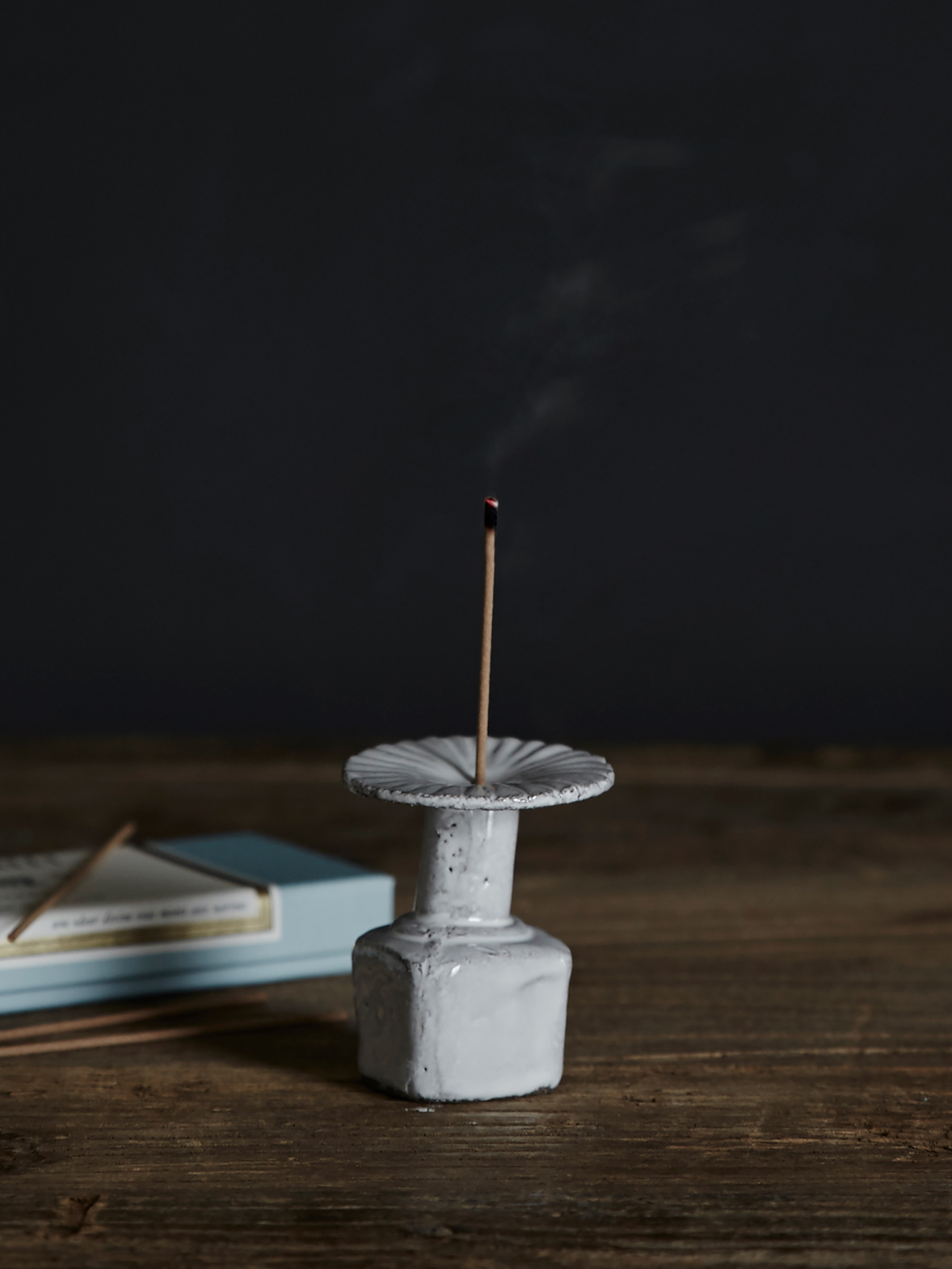 15595 D210211e14 Encmrg1 Marguerite Incense Holder Portrait