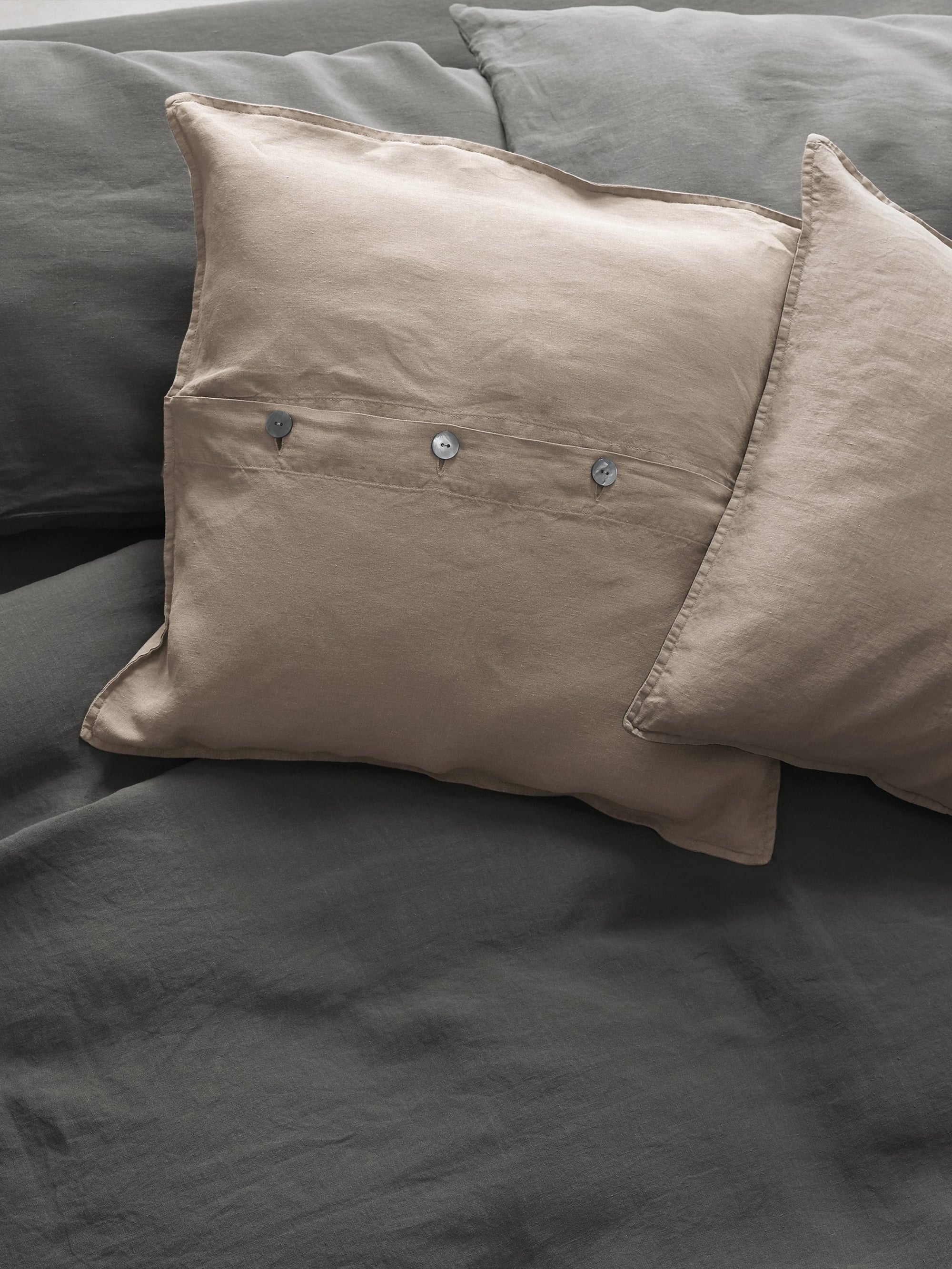 15637 Fef1bf3100 Verbena Cushions Society Limonta Rem Cuscini Letto Verbena Lino 01 3b763827 D2e9 44f0 B6ad Ea4293006190 2000x Portrait