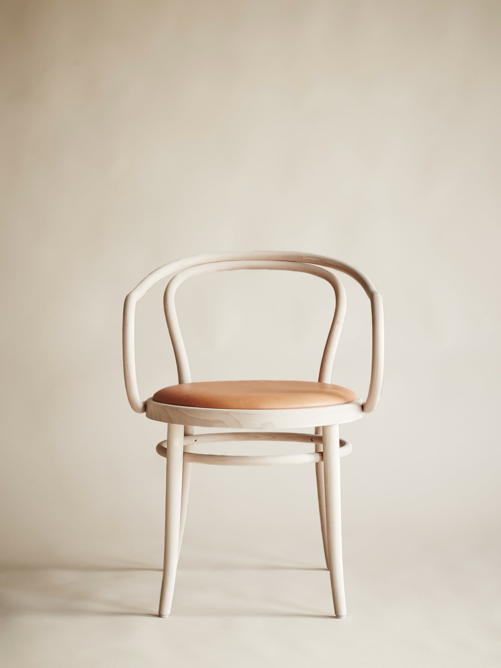 15756 1856b4dbb3 323030004521 Ton Chair 30 2 Portrait