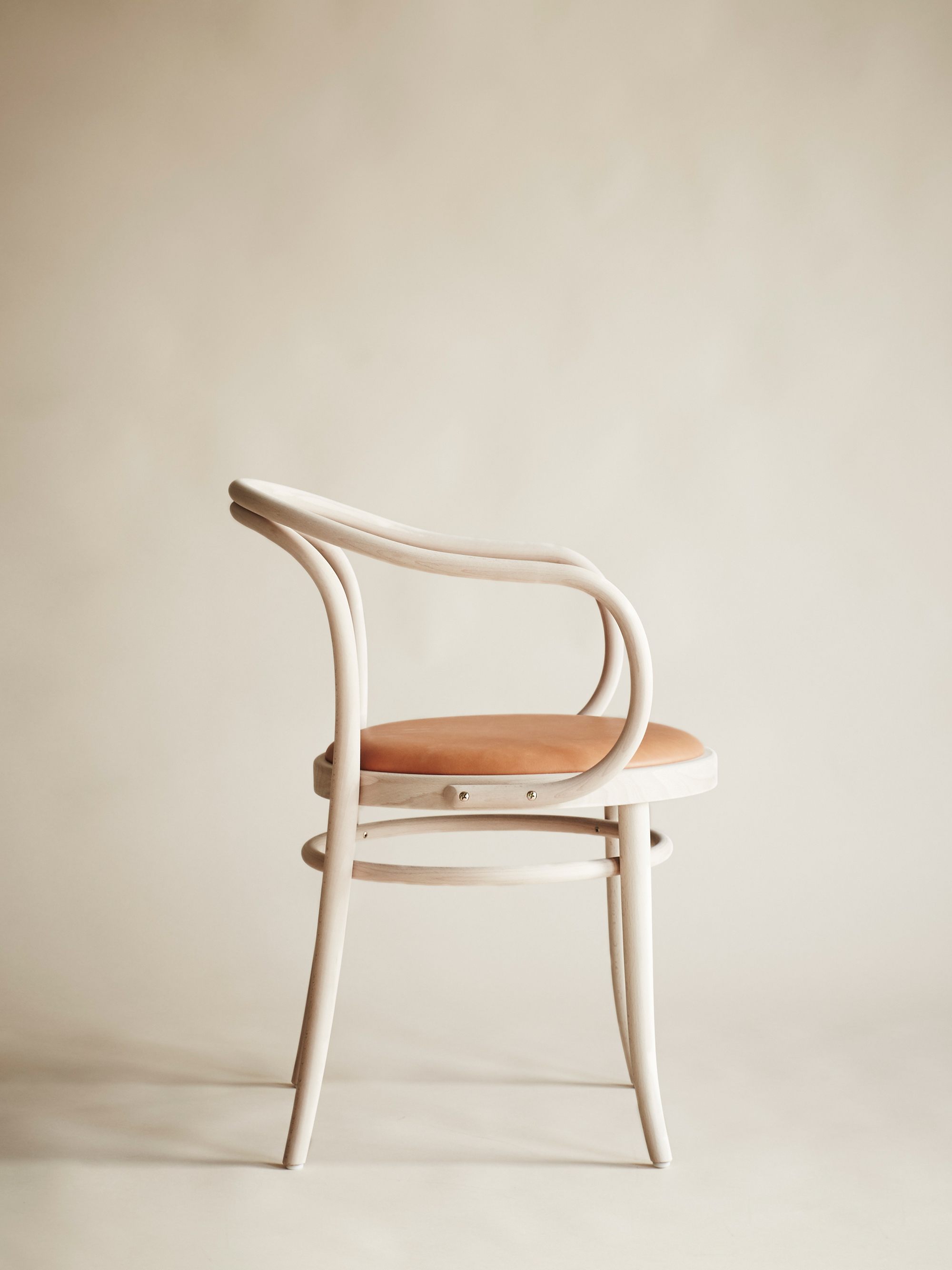 15756 3e8662e2ea 323030004521 Ton Chair 30 4 Portrait