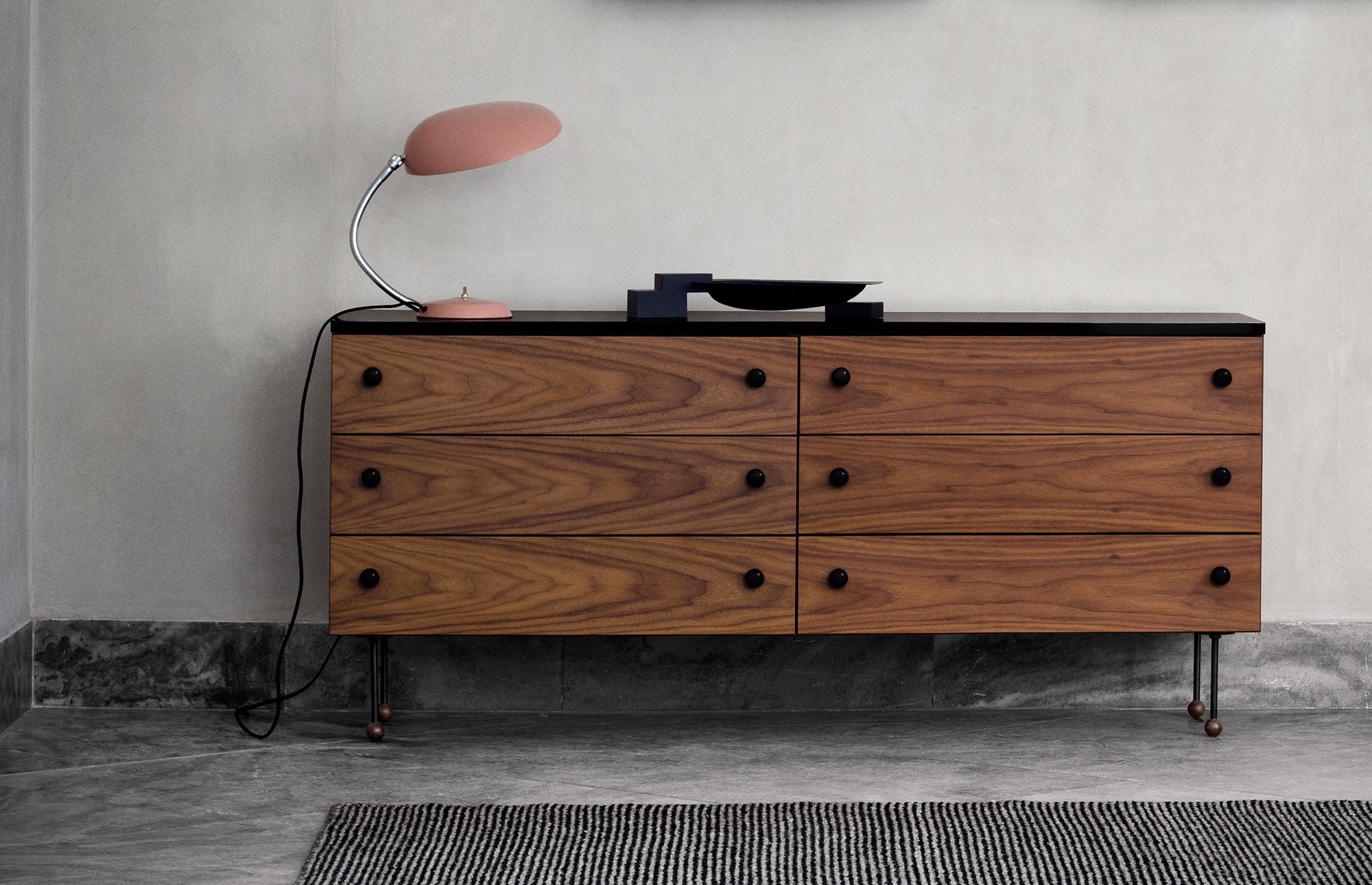 16794 D524de549b Grossman Dresser 6 Walnut Black Cobra Table Lamp Vintage Red Dedal Bookshelves Black Gubi Chair Portrait
