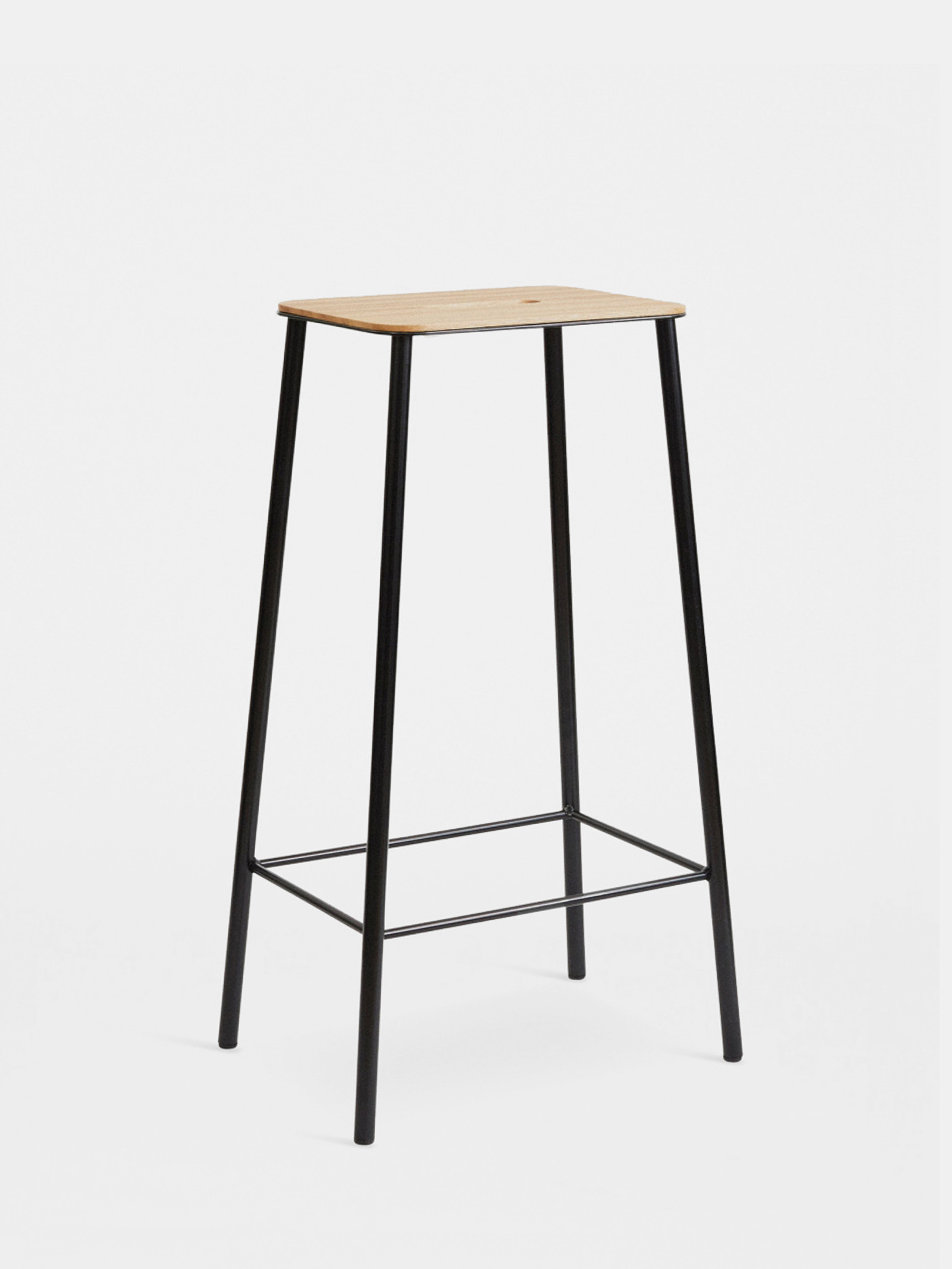 18317 15cb3d2e20 18652 E00932c35e Adam Stool Oak Matt Black Zoom Portrait