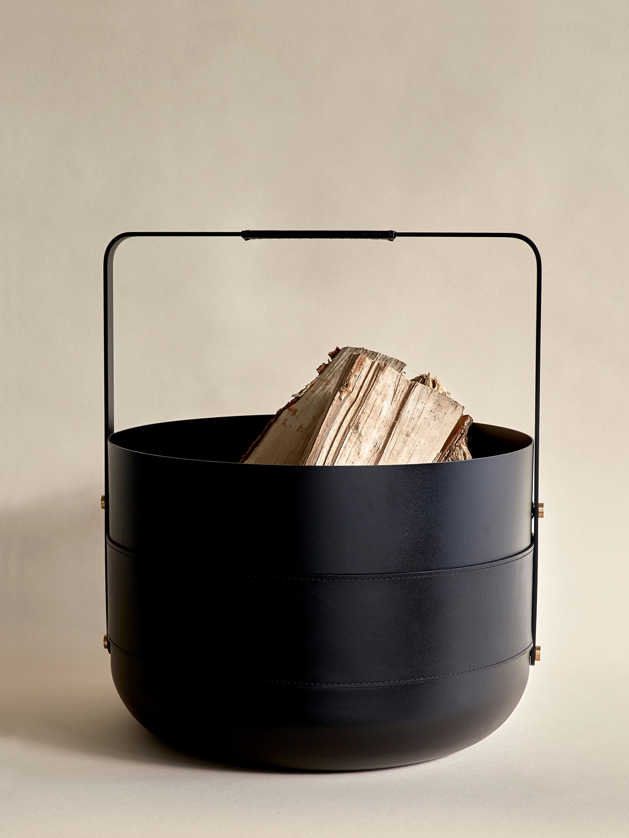 18945 D7c08f0b29 Eldvarm Basket Emma Noir With Brass Screws 1 Portrait