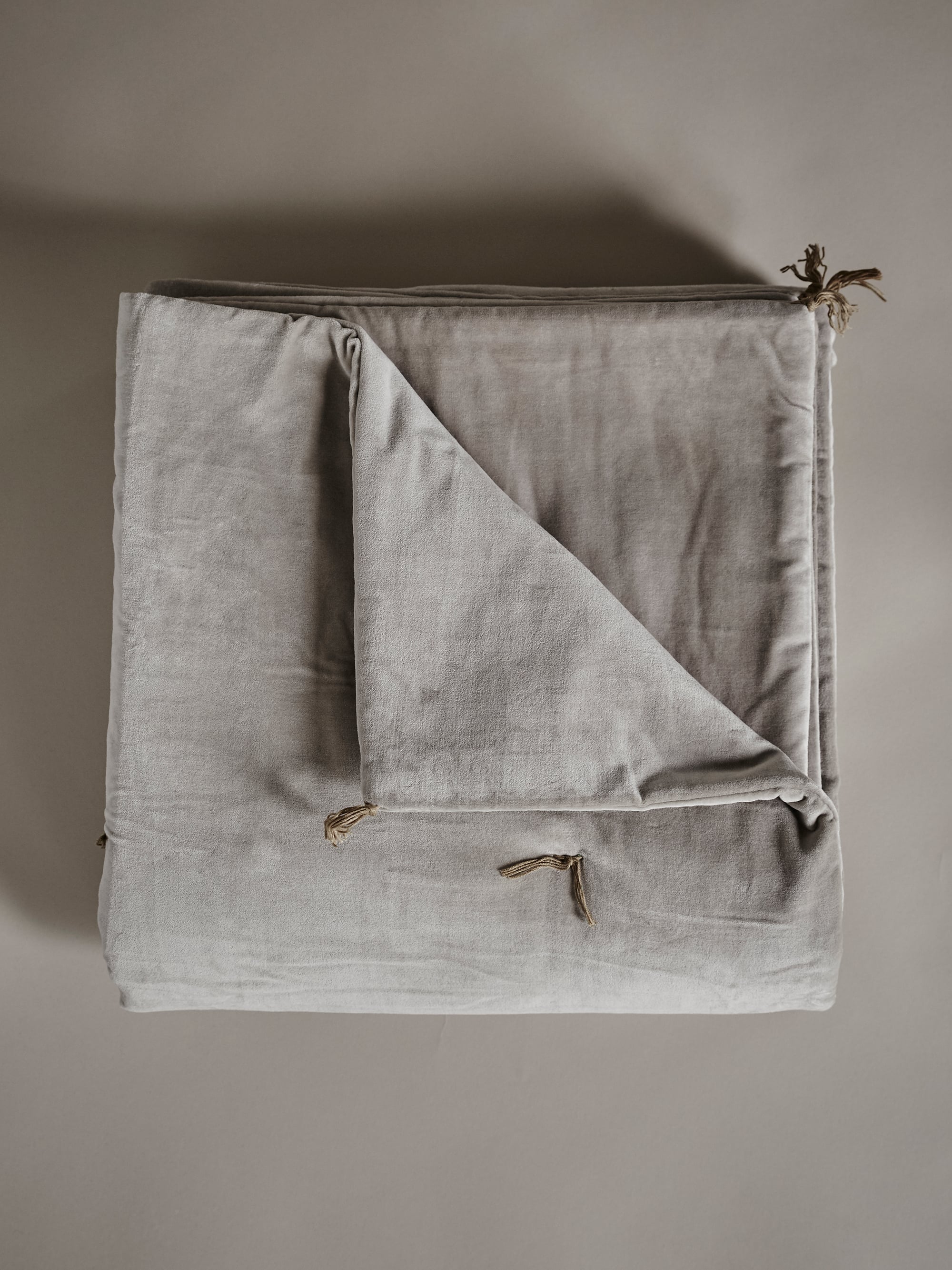 22058 Dee9322986 85185bru  Washed Velvet Throw Brume Portrait