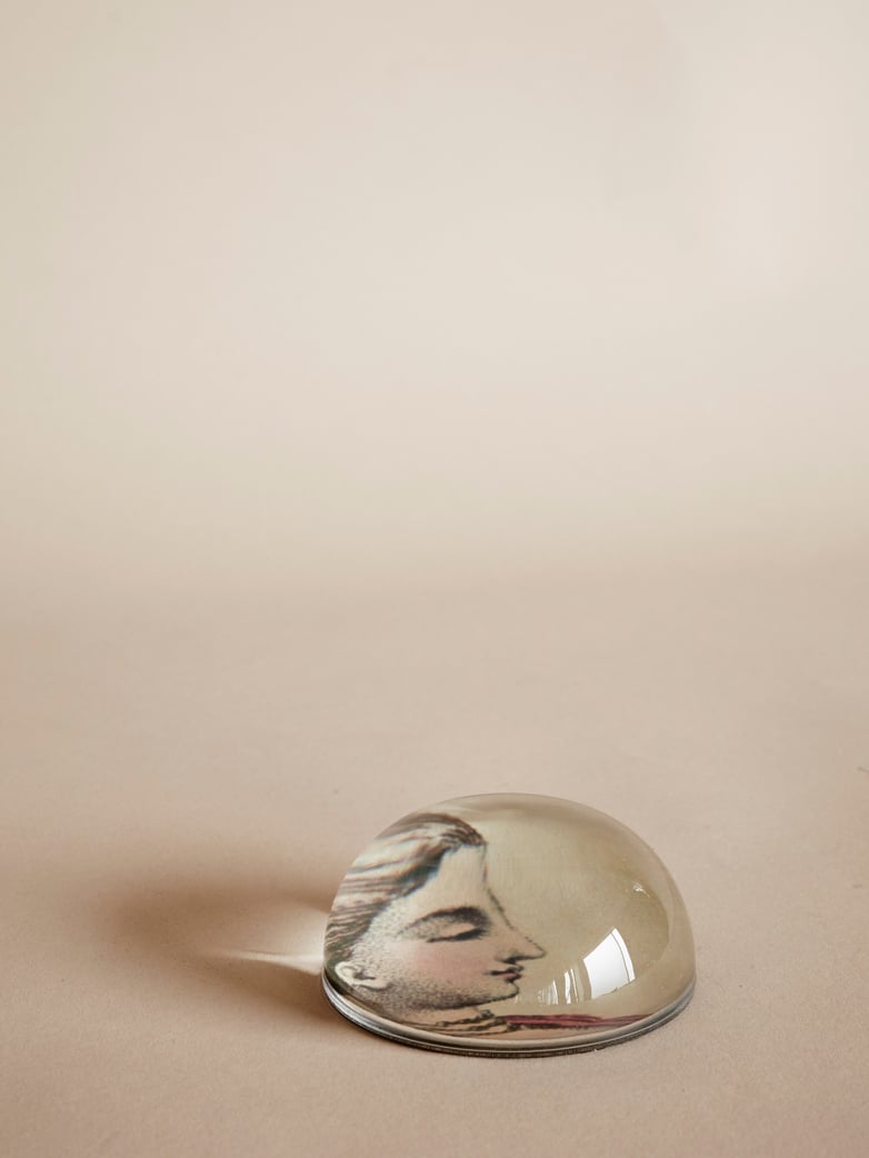 Paperweight Dome – Femme du Canton