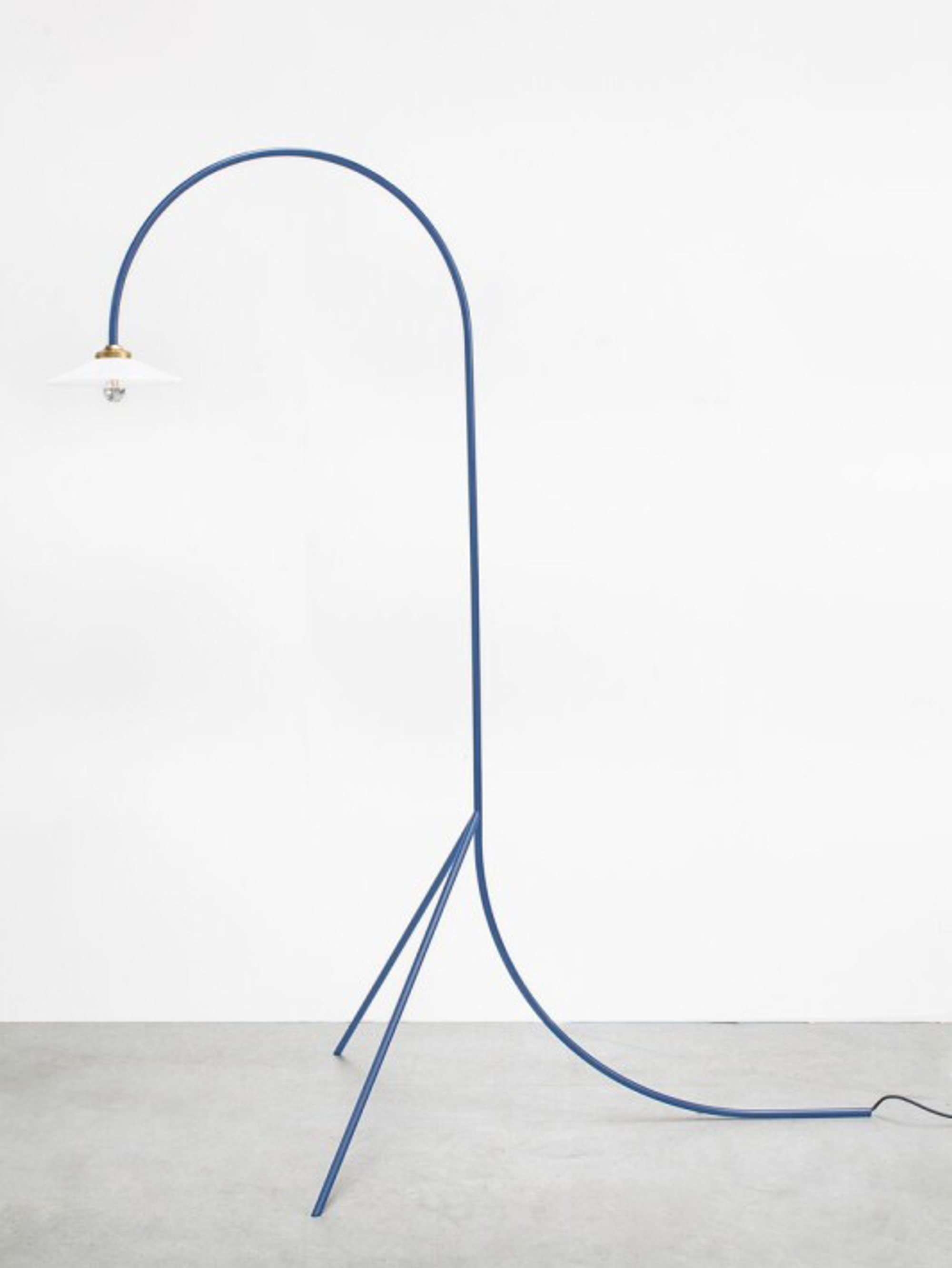 24344 F7fd9ac2f2 V9015013b Mullervanseveren Standinglamps Numberoneblue A 2 Portrait