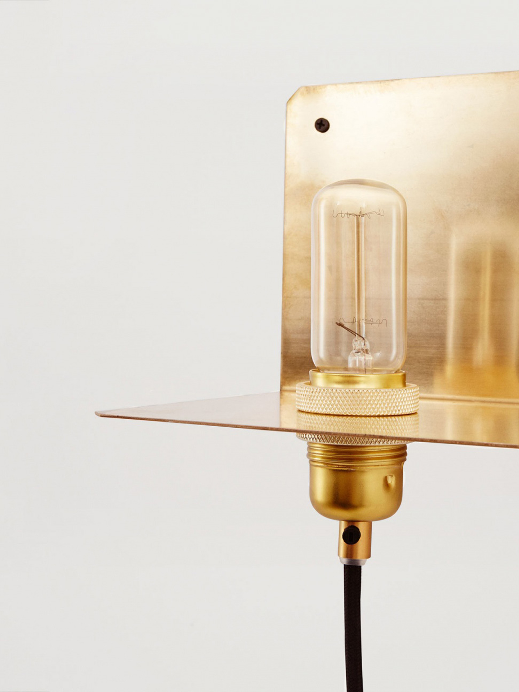 24606 8aab7d0706 Hylla Lampa Brass Portrait