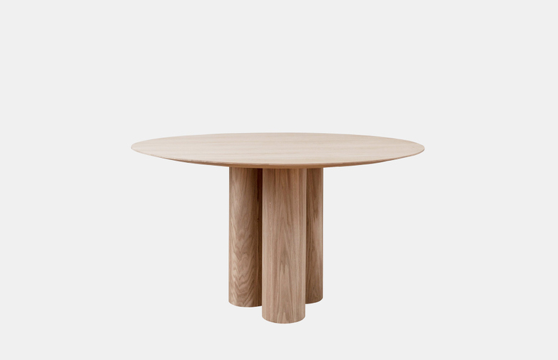 Hommage Grande Dining Table – White Stained Oak - Ø 135 cm