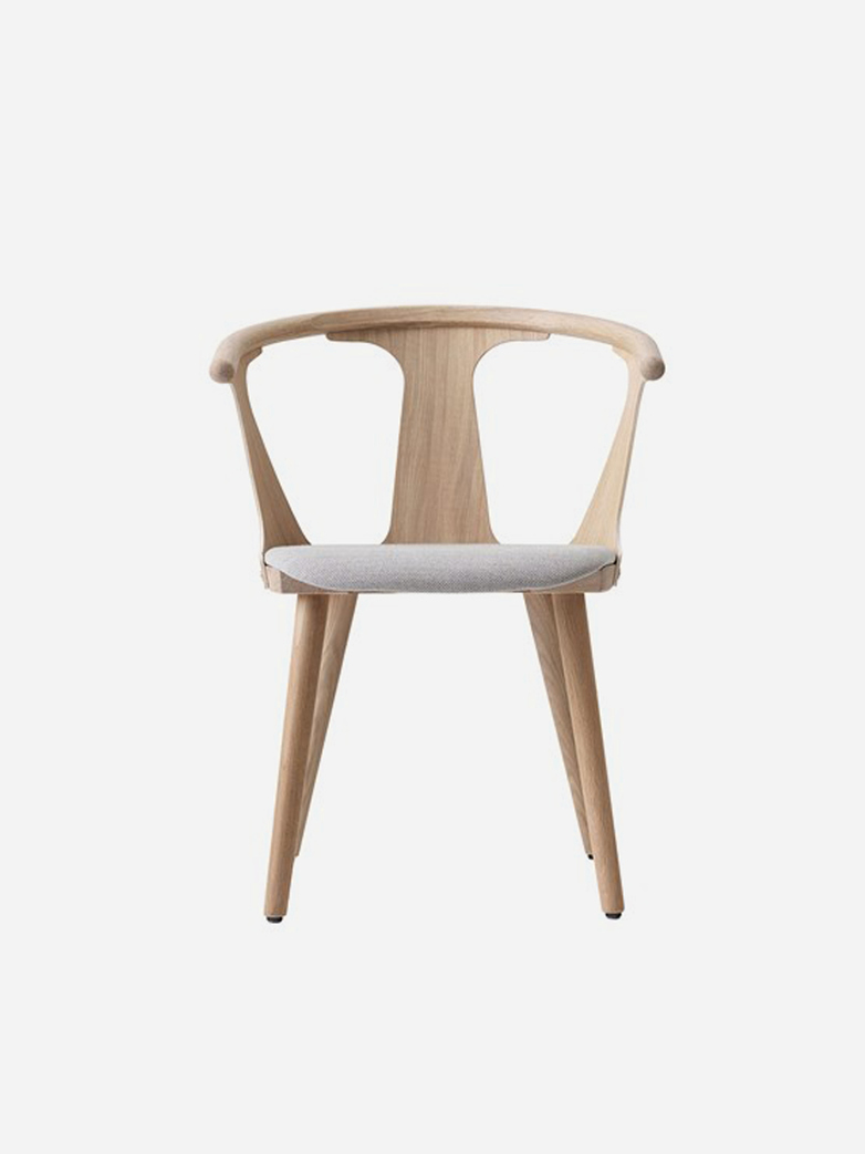 In Between Chair SK2 – White Oiled Oak – Fiord 251