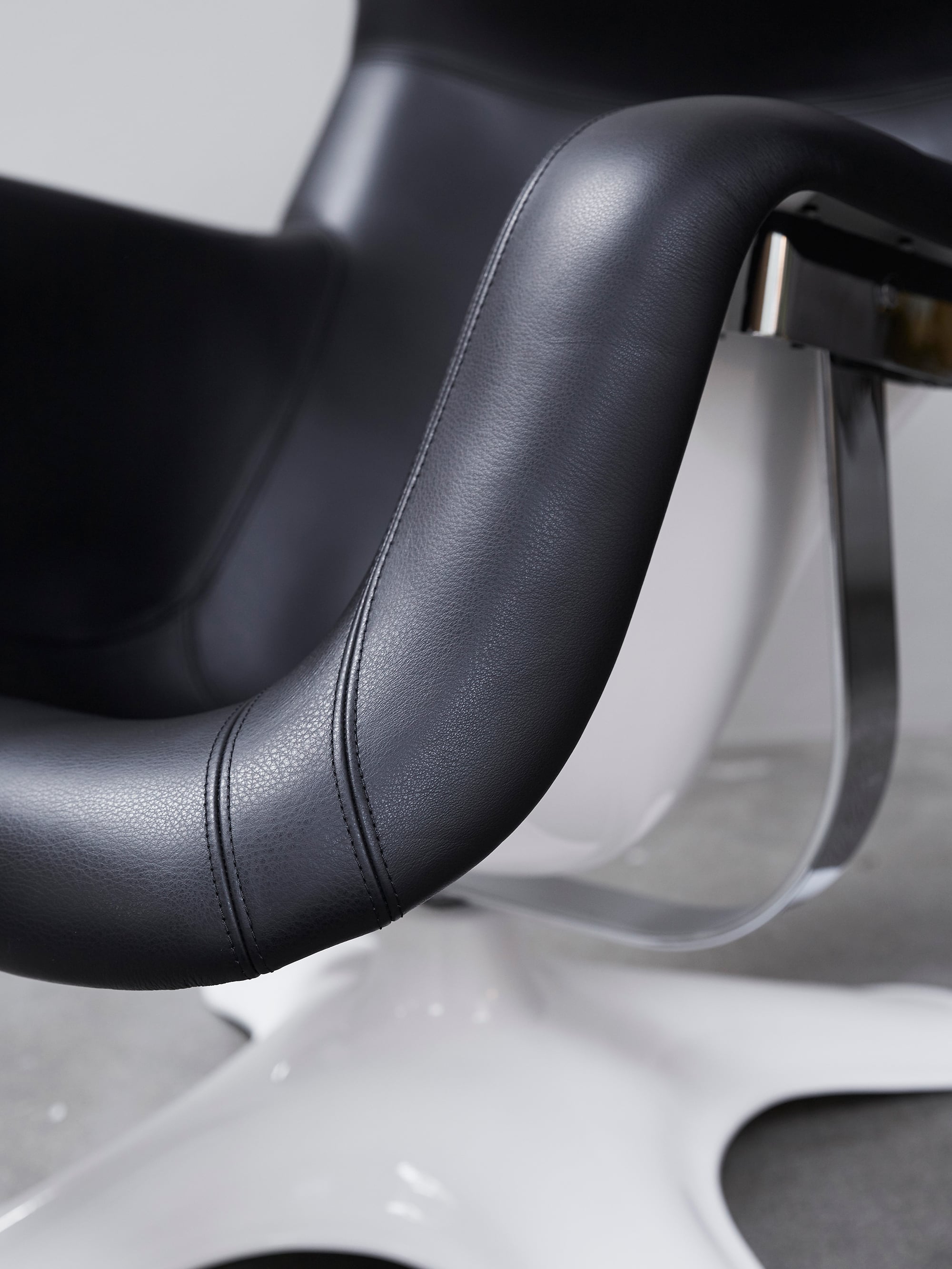 26261 5f5f998459 28201600 Karuselli Lounge Chair 1 Portrait