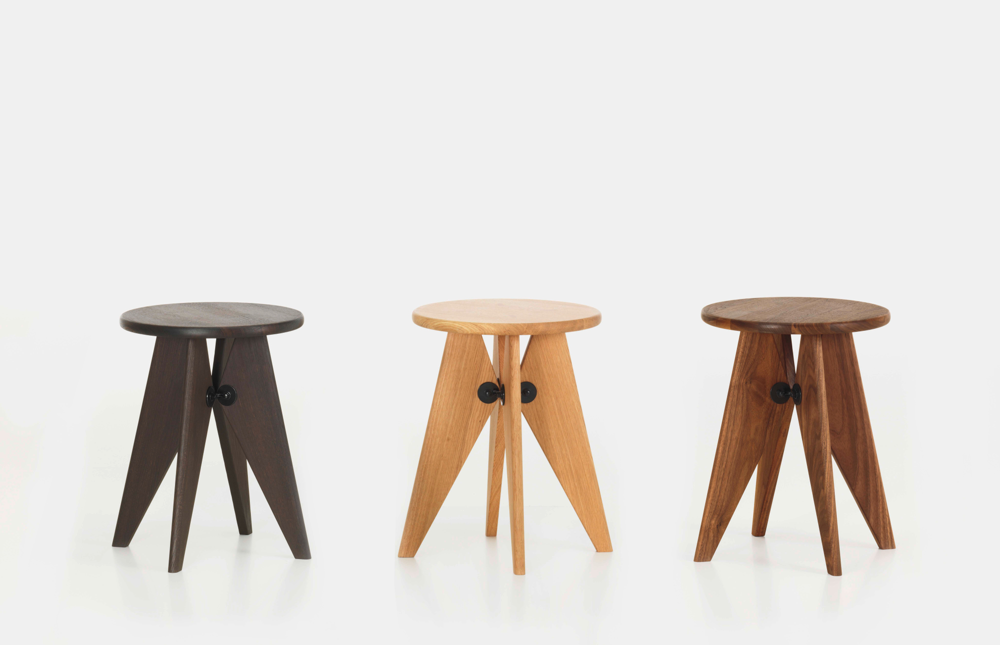 Vitra — Tabouret Bois – Oak — Stools & Benches | Artilleriet