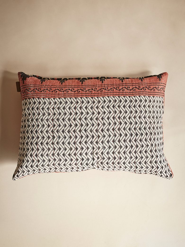 Sari Kantha – Aztec Red – 50 x 70