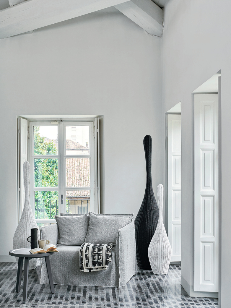 Bolla L Standing Lamp – Black