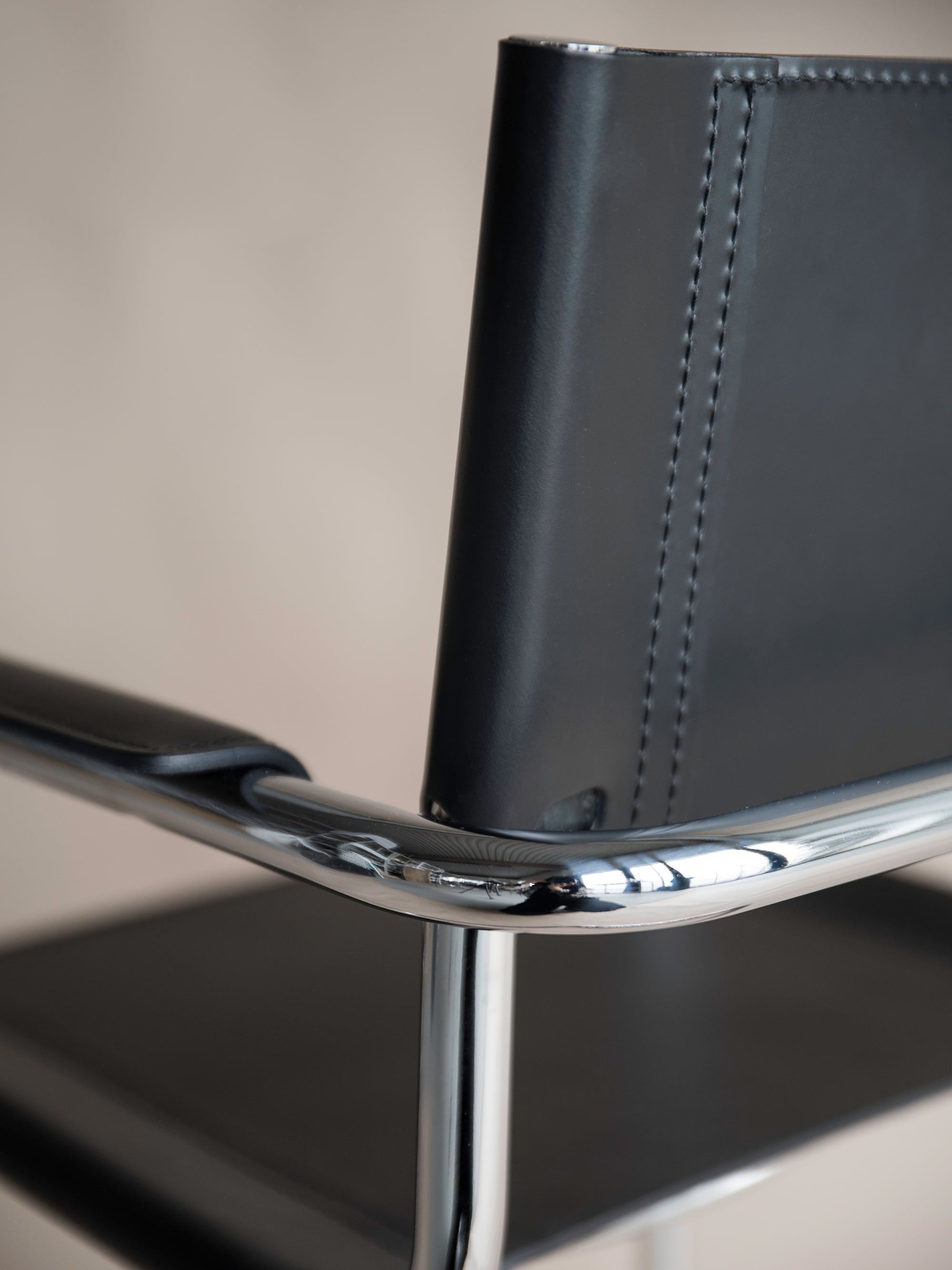 29247 20836ccb45 Armstol Svart Detalj Portrait
