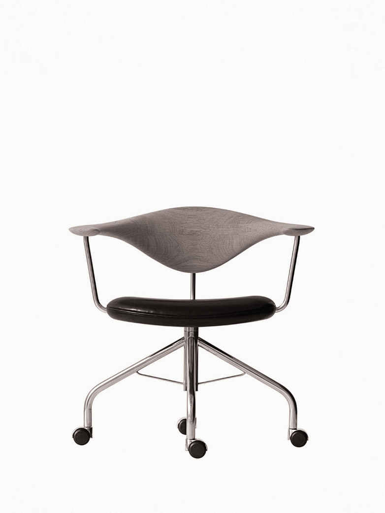 PP502 Swivel Chair – Oiled Oak – Black Leather