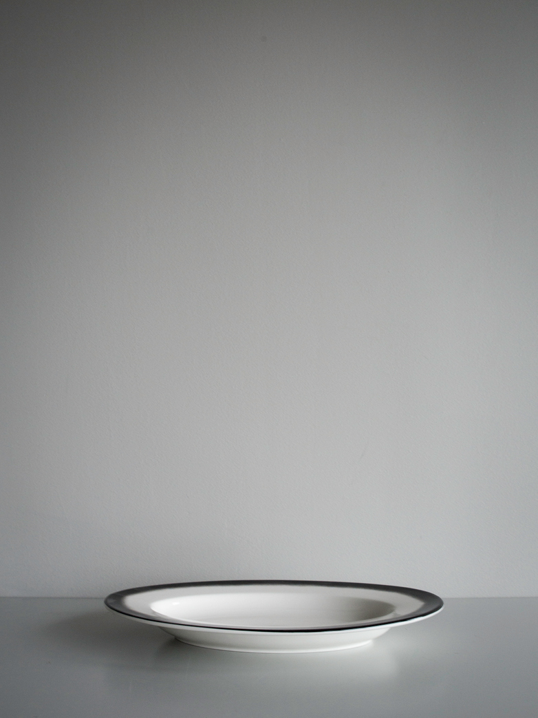 Pasta Dish Oval Black Edge - Medium