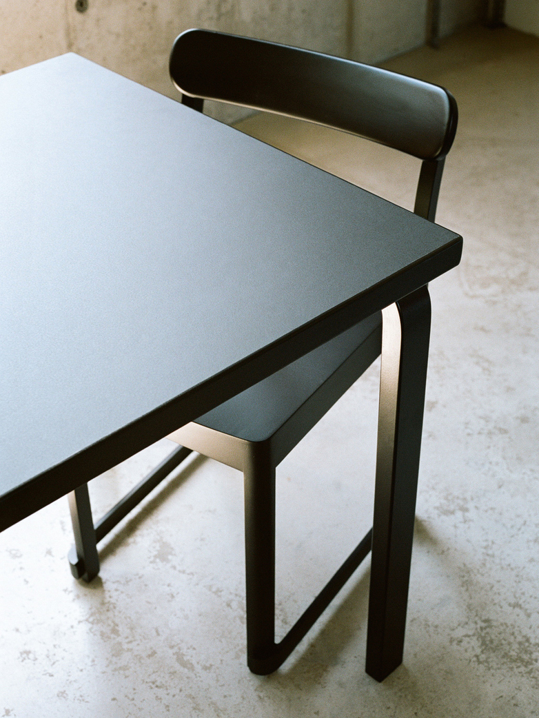 Aalto Table Rectangular 82B - Top Black Linolium - 135x85 cm