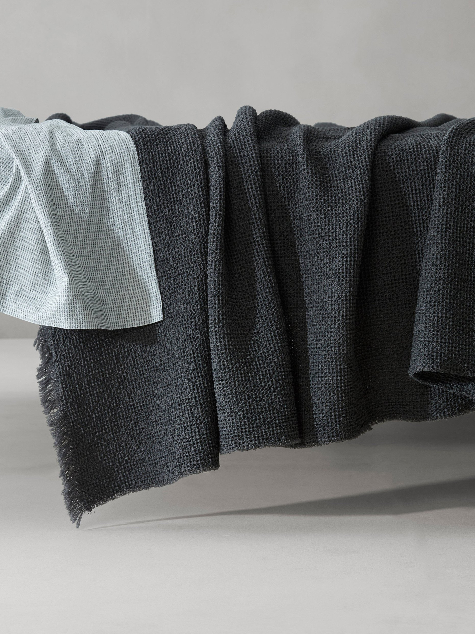 32326 72bdb31a13 Antracite Blanket Society Limonta Nid Coperta Letto Antracite Lana 01 3213dc01 2920 4d16 A26a De241d85a3e3 2000x Portrait