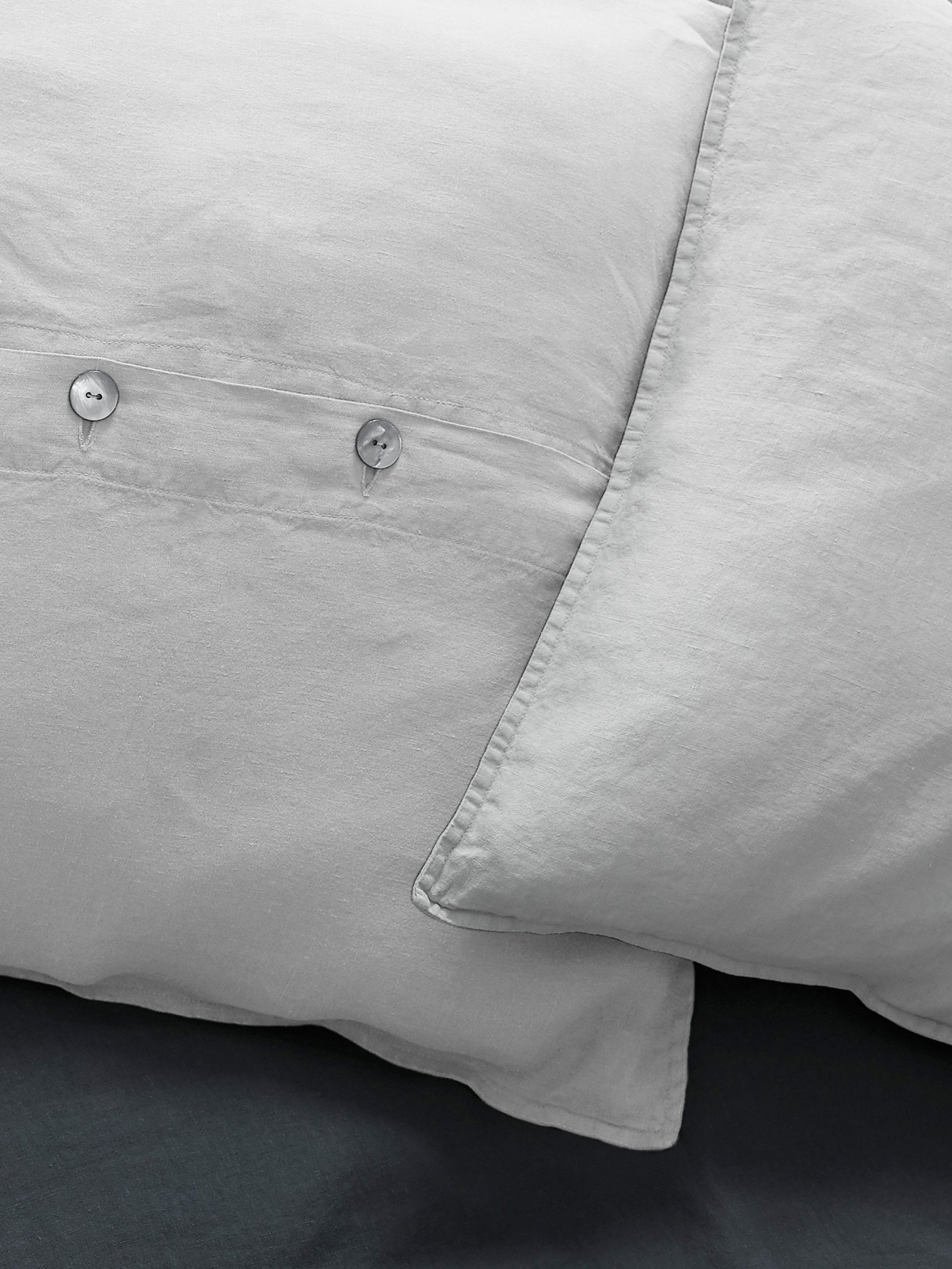 32346 84d4fa2ce0 Bianco Cushsions Society Limonta Rem Cuscini Letto Bianco Lino 02 550d5f70 Aea0 4b91 A79d 8954854f7d51 2000x Portrait