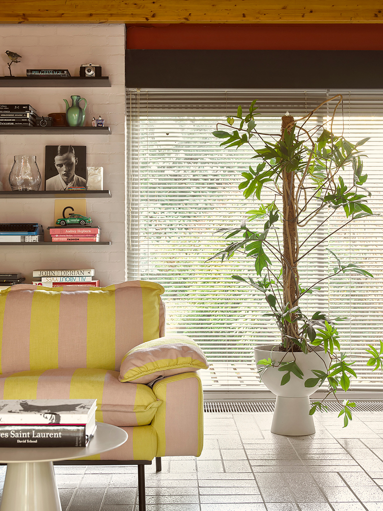 Retro Sofa - Striped yellow/nude