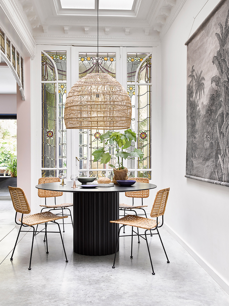 Pillar dining table round - black