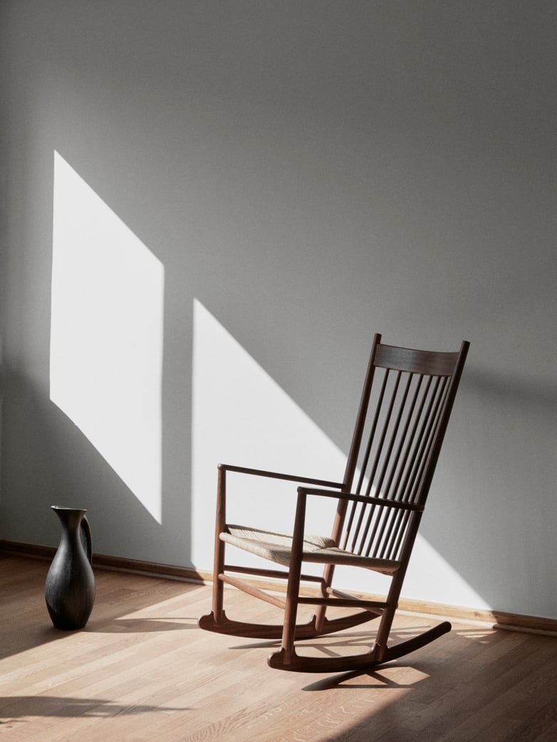 Wegner J16 Rocking Chair – Oiled Walnut