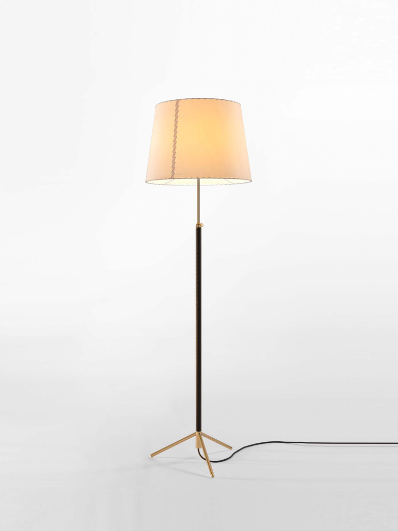 Pie De Salón G1 Floor Lamp - Brass/Stitched Beige