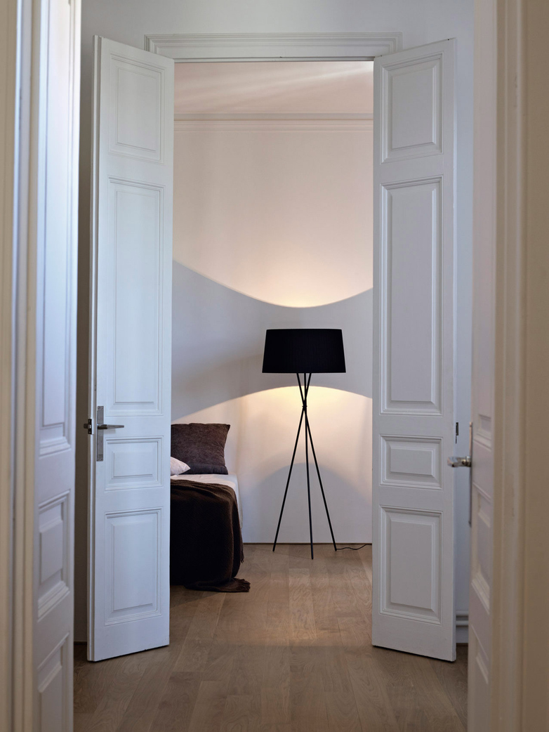 Trípode G5 Floor Lamp - Black Ribbon