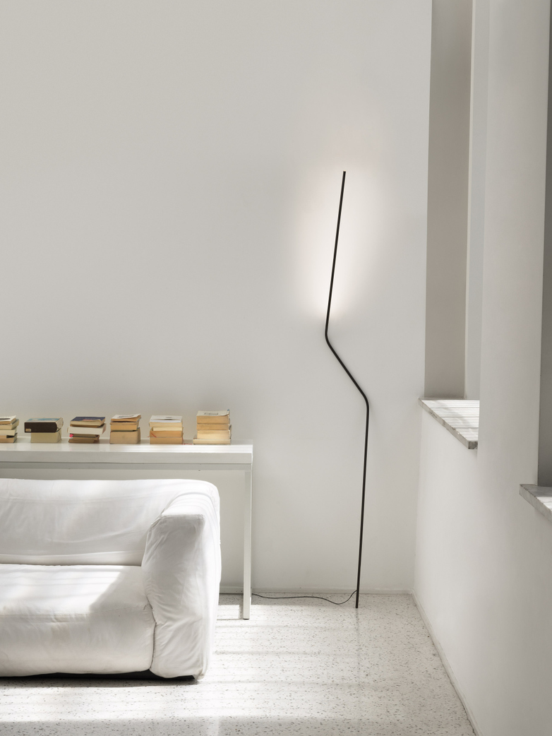 Neo Floor Lamp - Black
