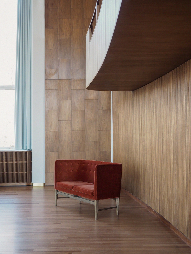 Mayor AJ6 Sofa - Walnut - Velvet Clay