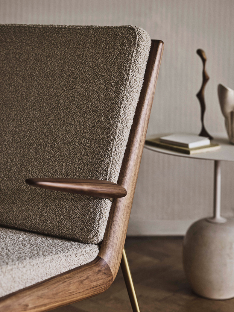 Boomerang HM2 Lounge Chair - Walnut - Karakorum 003