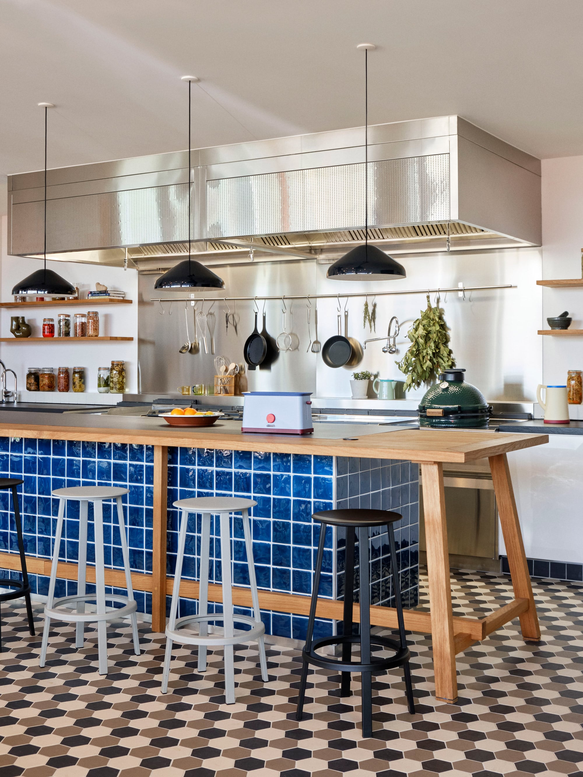38241 7a8e5c8c8f Zoku Hotel 2021 Pao Steel Pendant 350 Soft Black Sowden Toaster Eu Blue Revolver Bar Stool Sky Grey Portrait
