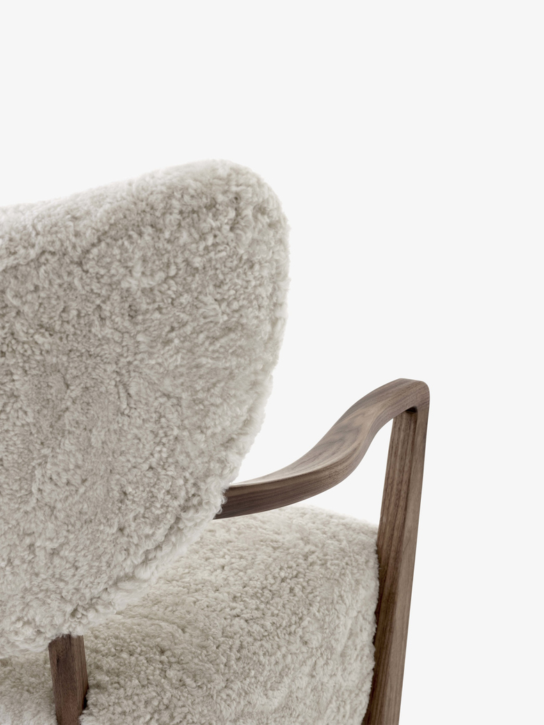 Wulff Lounge Chair - Sheepskin Moonlight 17mm - Walnut