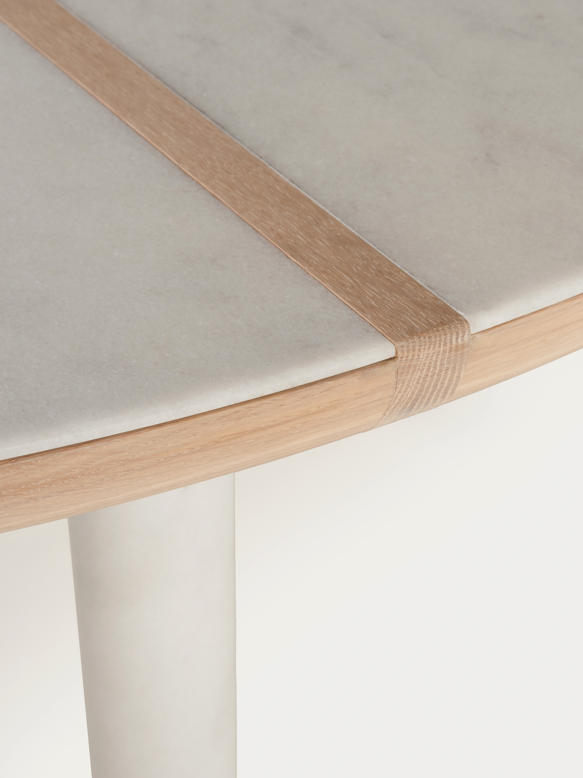 40264 Fb3915b58d 108rm Marlon Round Table By Nichetto In White Oiled Oak And Carrara Marble Detail Whitebkgrnd67992 Portrait