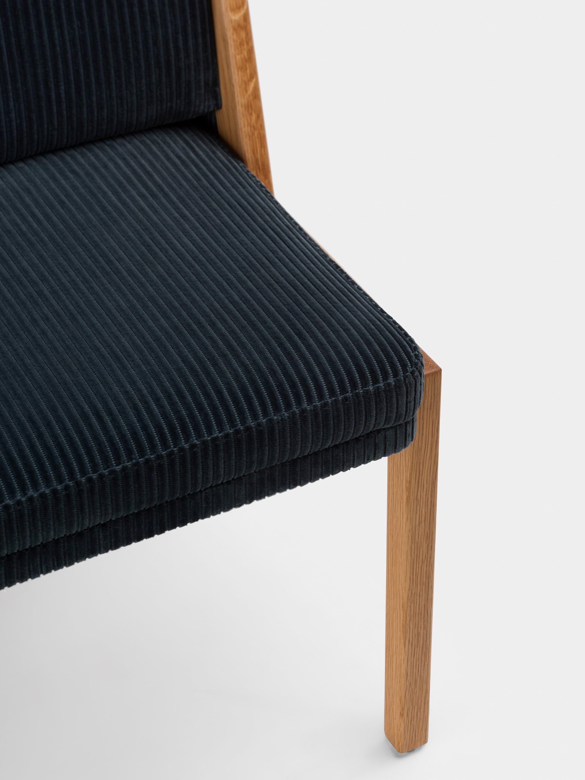 40359 3276b0cd9f 271 Throne Dining Chair With Upholstery By Autoban For De La Espada In Danish Oiled Oak And Phlox 883 Detail1 Whitebkgrnd67336 Portrait