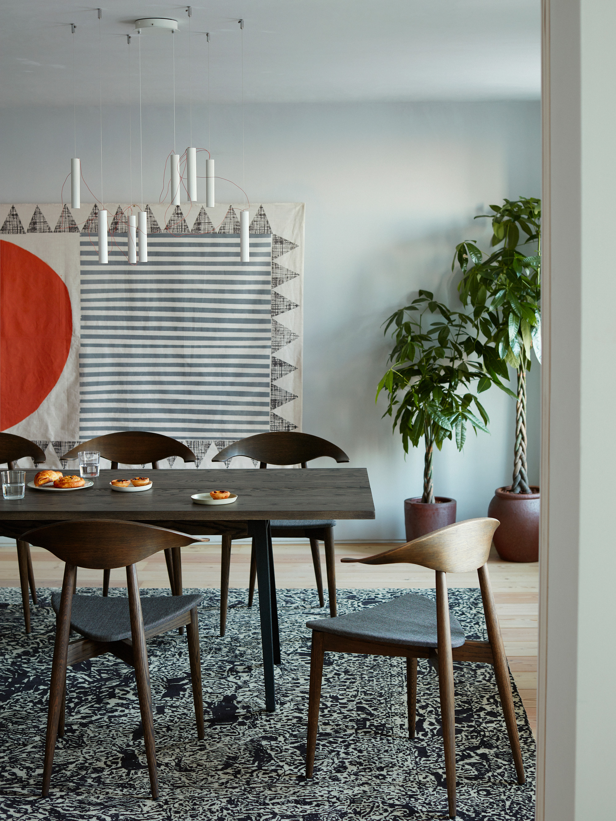 40585 8f88e902c3 Welles Table Manta Chairs By Matthew Hilton Photo By Yuki Sugiura 2 Portrait