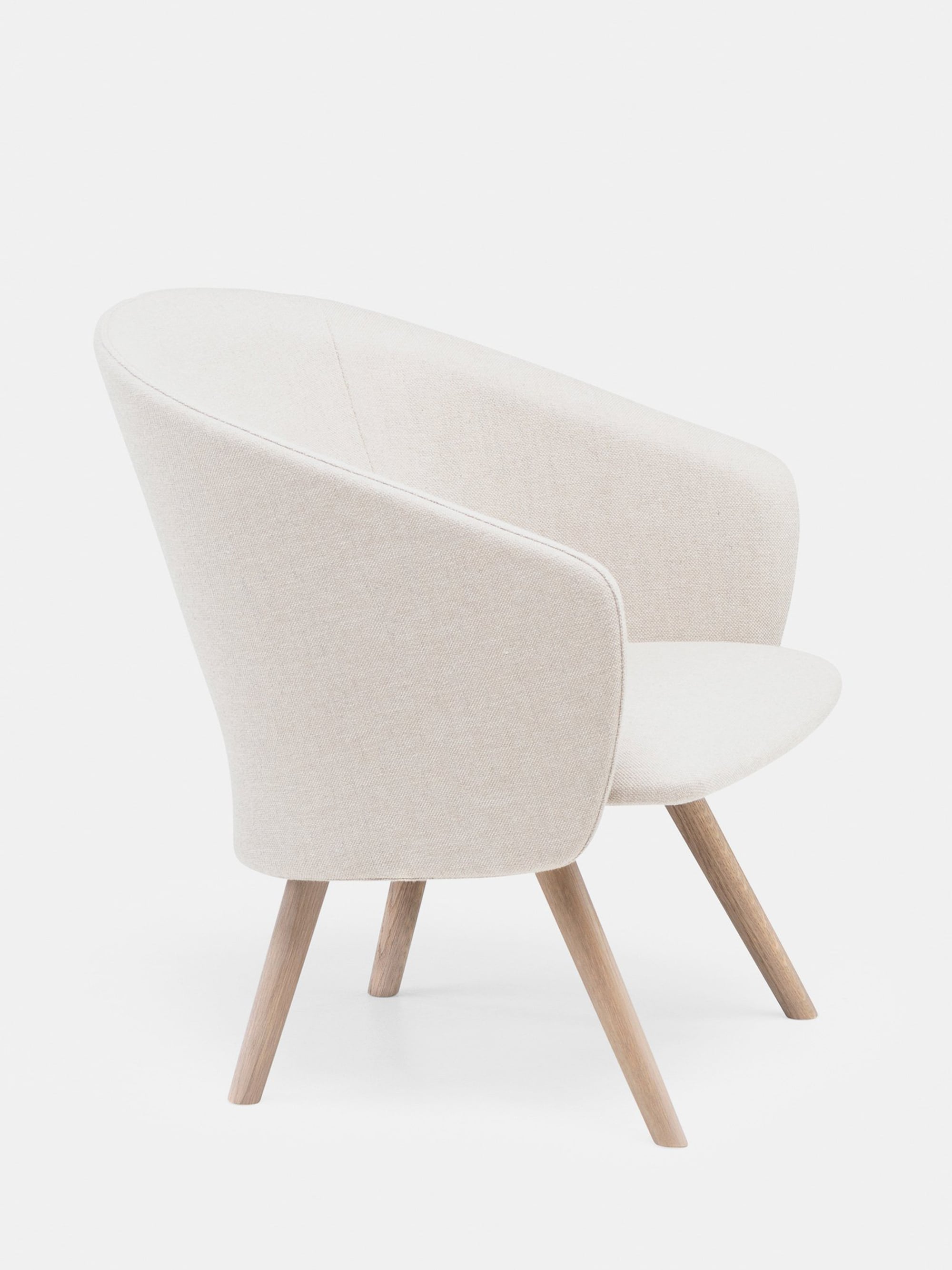40609 Bc52d810e2 40609 C341ca016d 407 Saia Lounge Chair By Matthew Hilton In Oxidised Oak And Sunniva 2 717 Fabric Whitebkgrnd Zoom Portrait
