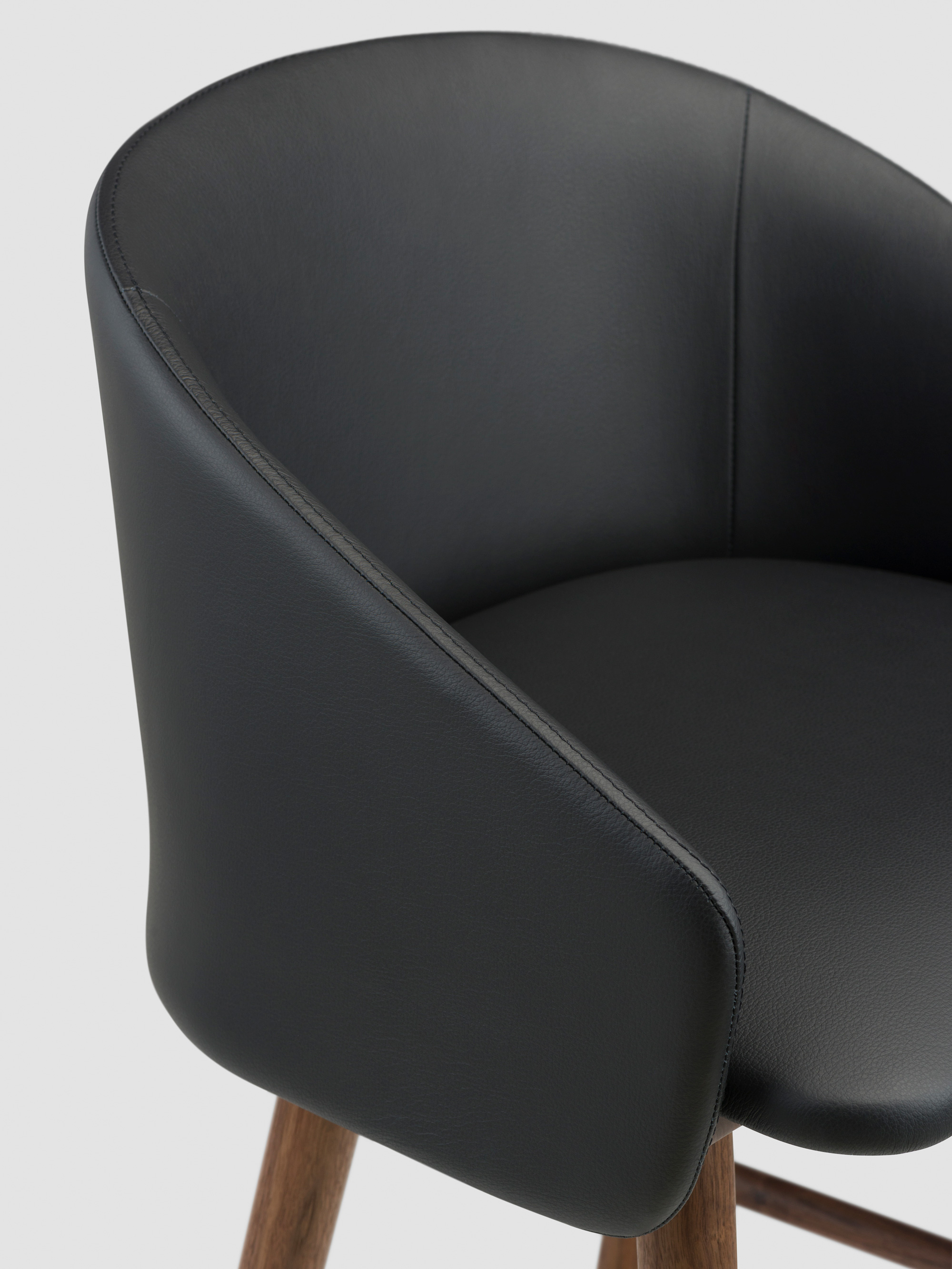 40618 Cf56504127 406p Saia Breakfast Barstool By Matthew Hilton In Danish Oiled Walnut And Black Leather Detail1 Whitebkgrnd Portrait