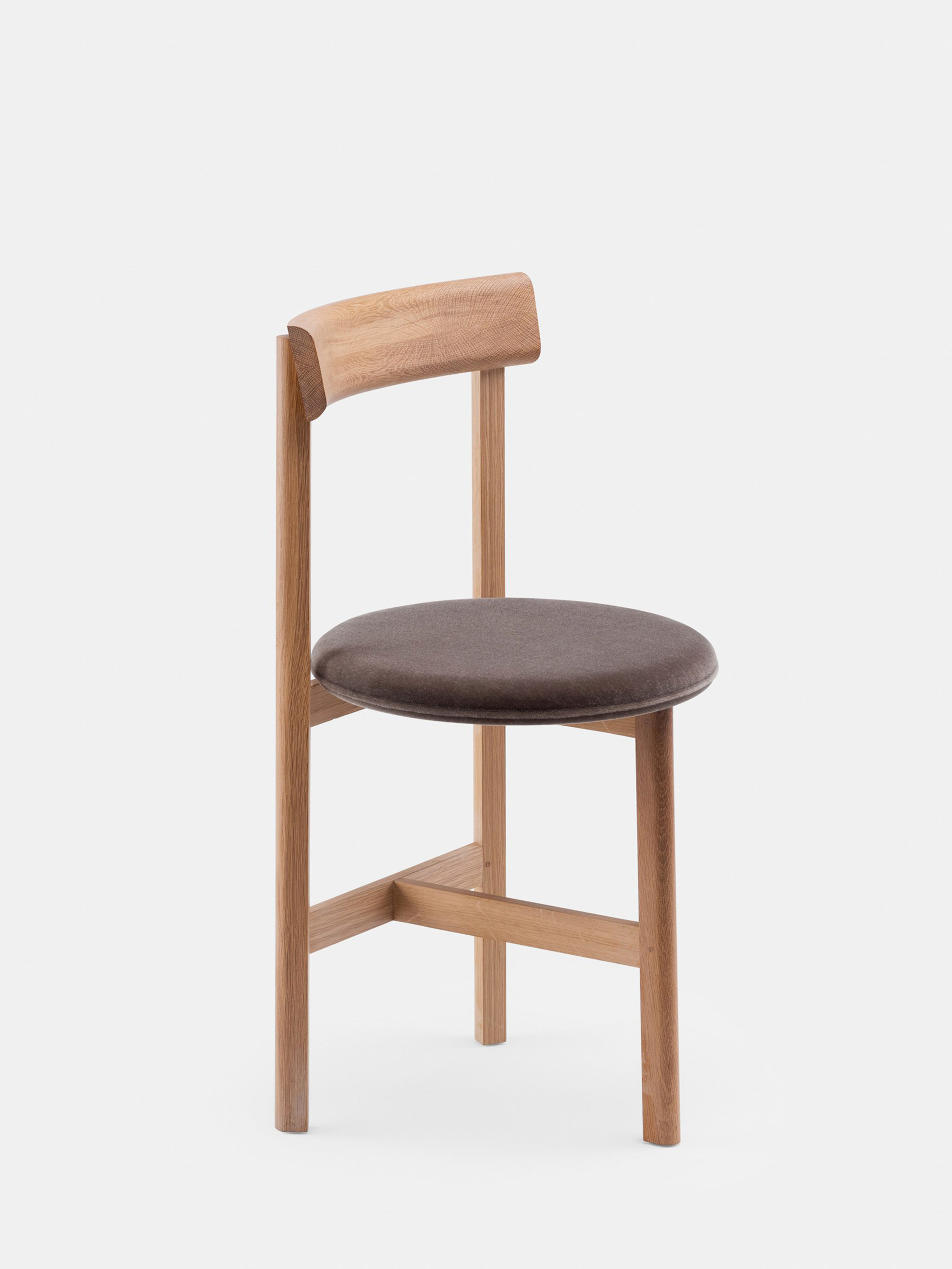 40637 86a34b5d0b 797 Petit 3 Chair By Neriandhu For De La Espada In White Oiled Oak And Byram 361 Fabric Whitebkgrnd Original Zoom Portrait