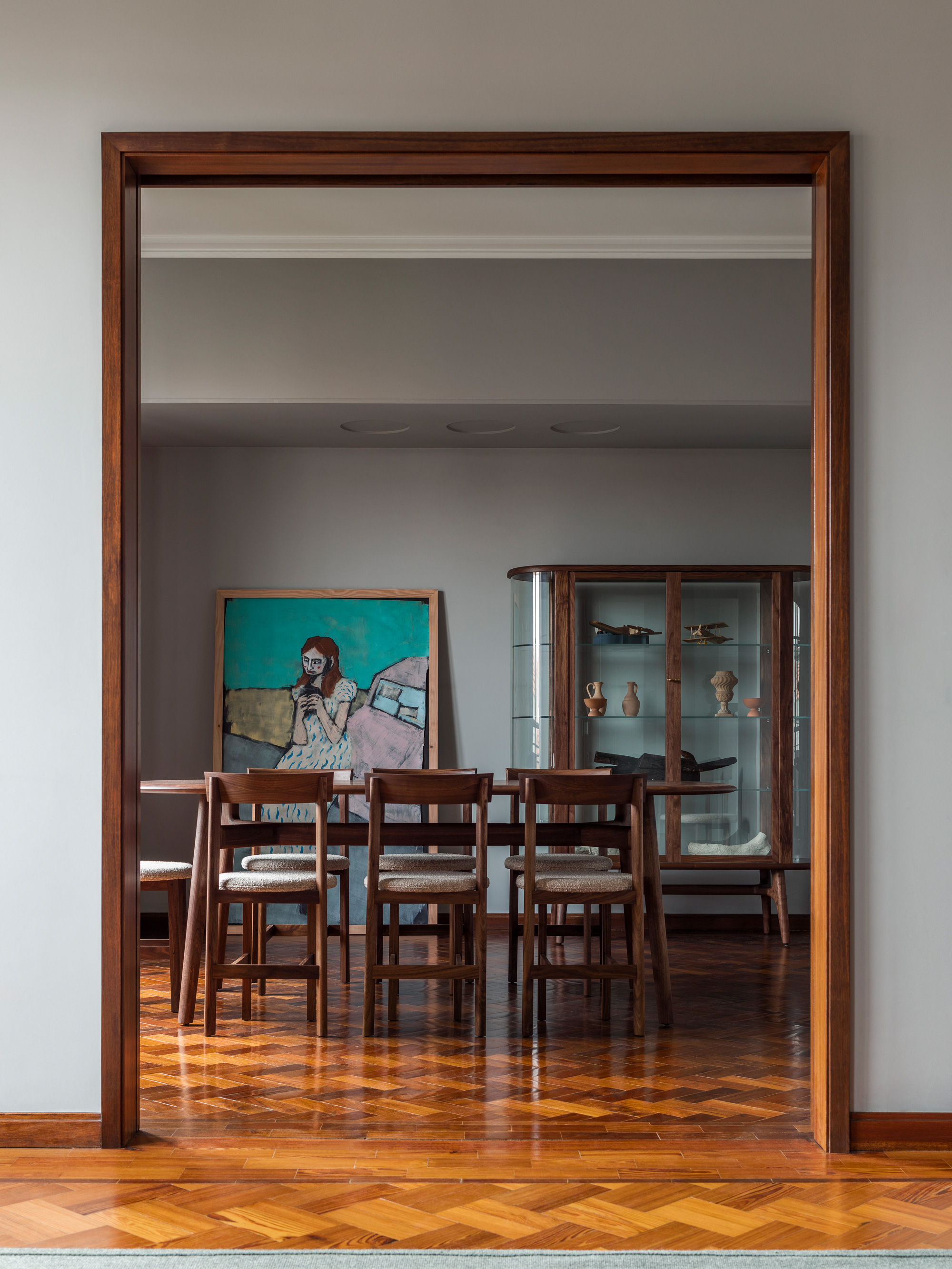 40638 4e975d34bb Solo Oblong Table And Petit 4 Chair And Solo Tall Vitrine By Neriandhu Photo By Carlos Teixeira Portrait