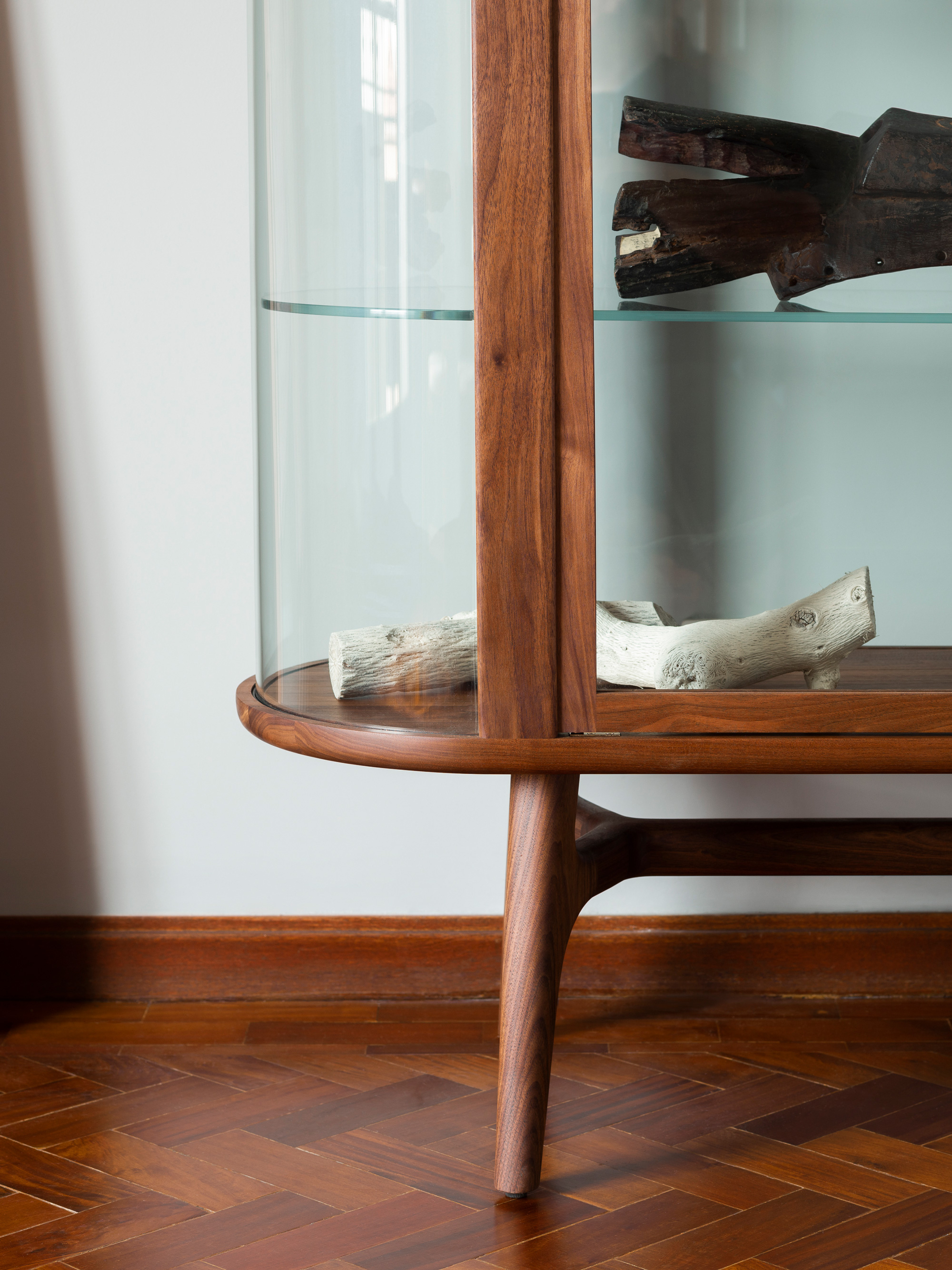 40792 4581171bd8 Solo Tall Vitrine By Neriandhu Detail Photo By Carlos Teixeira Portrait