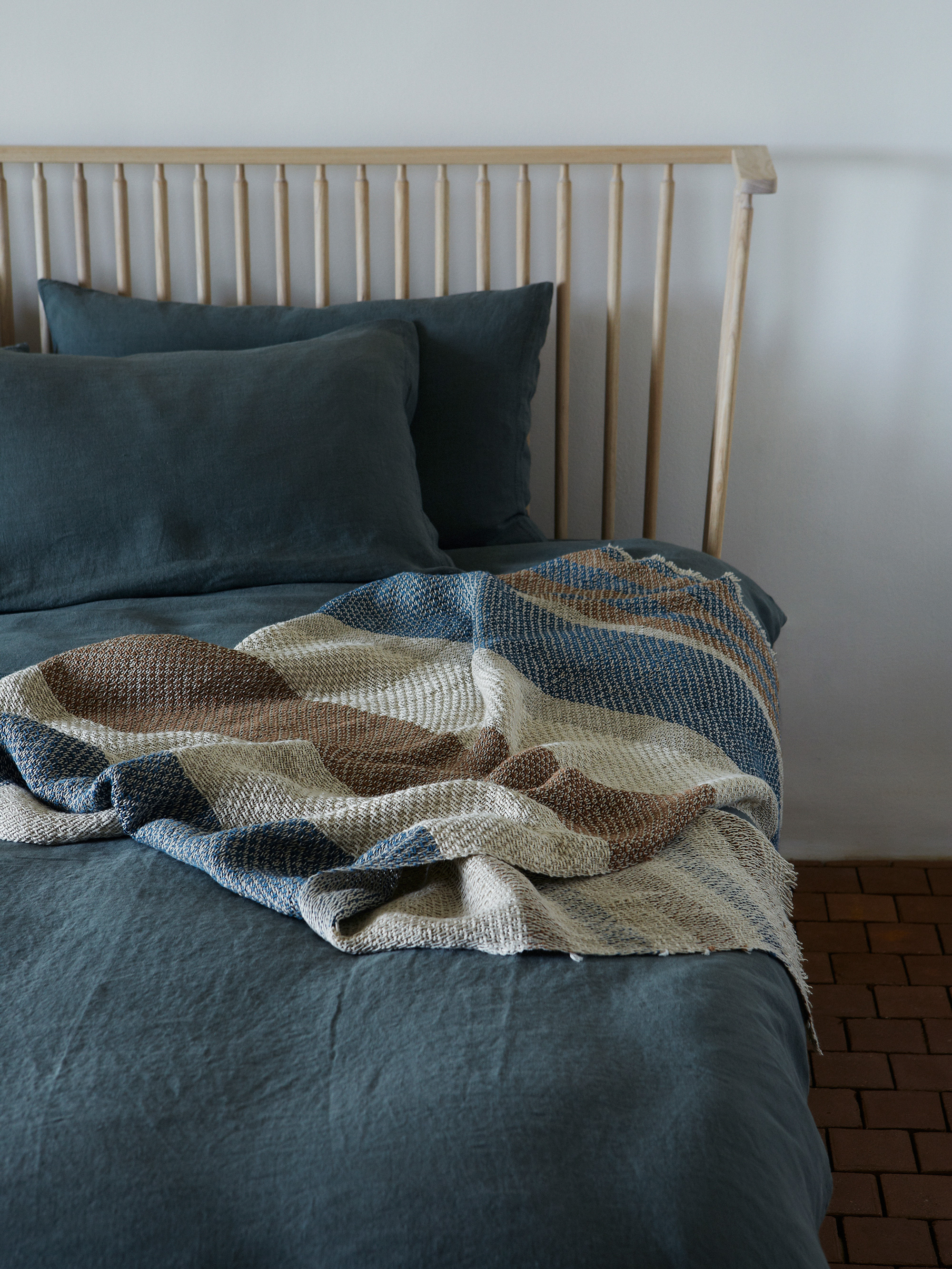 41114 De9a126789 Companions Bed By Studioilse In White Oiled Ash Detail 3 Photo By Yuki Sugiura Portrait