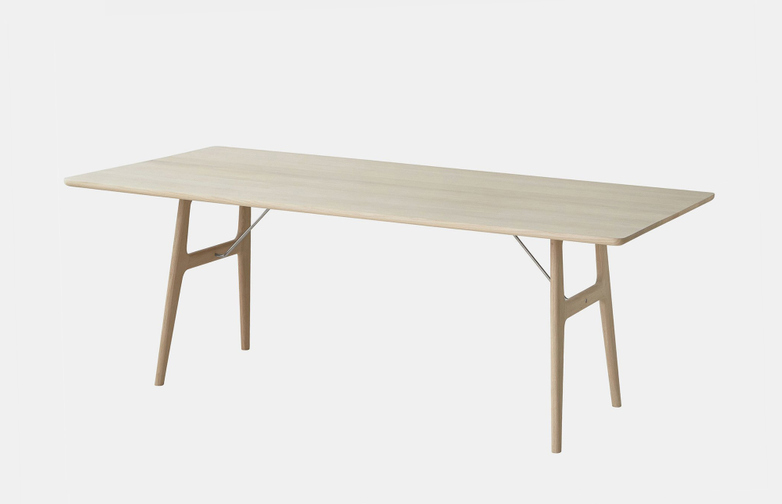 RM13 Dining Table - Oak