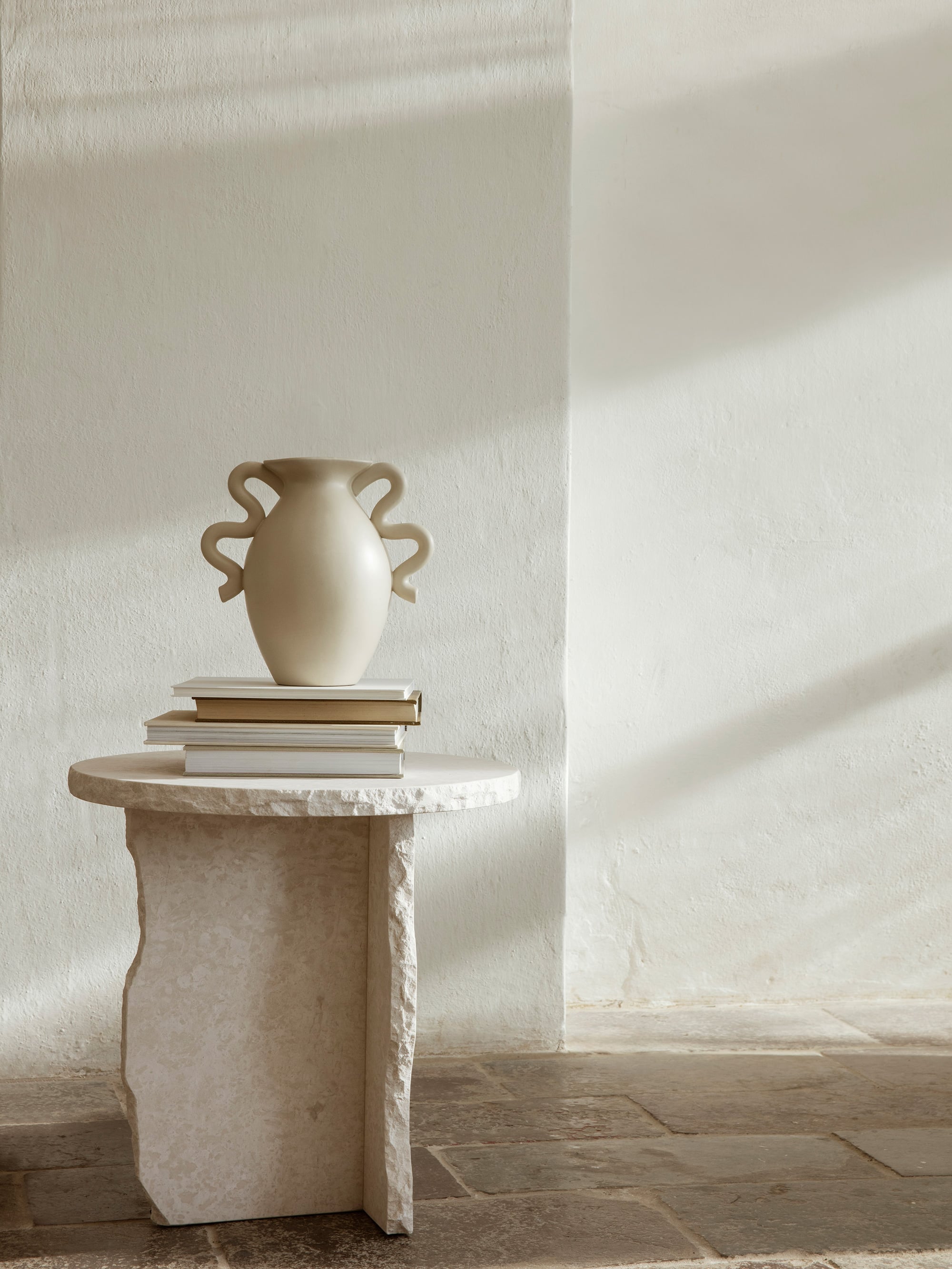 42439 Adcb1bcb26 Fermliving Aw21 Mineralsculpturaltable Versotablevasecream Image Portrait