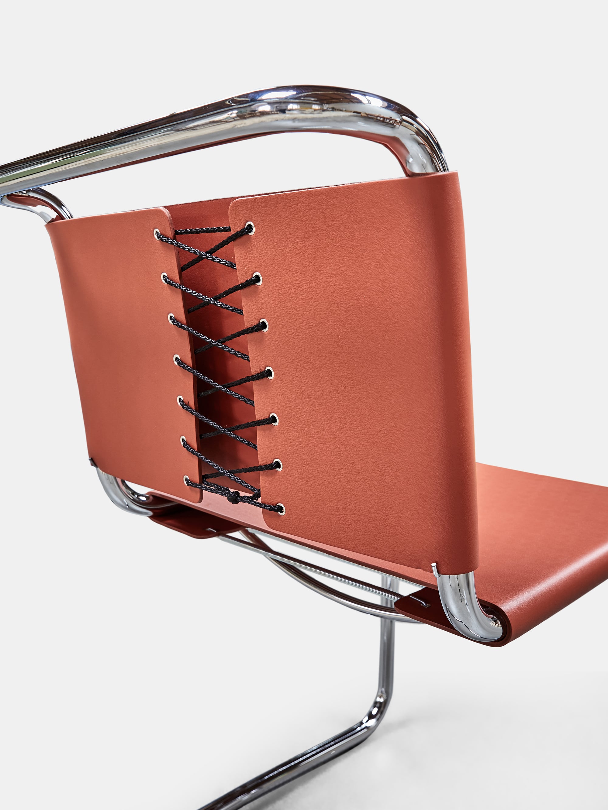 42744 909f4dfd10 34088 285afa16aa Matrix Bauhaus Chair St44 Brown Leather 1 Original Portrait