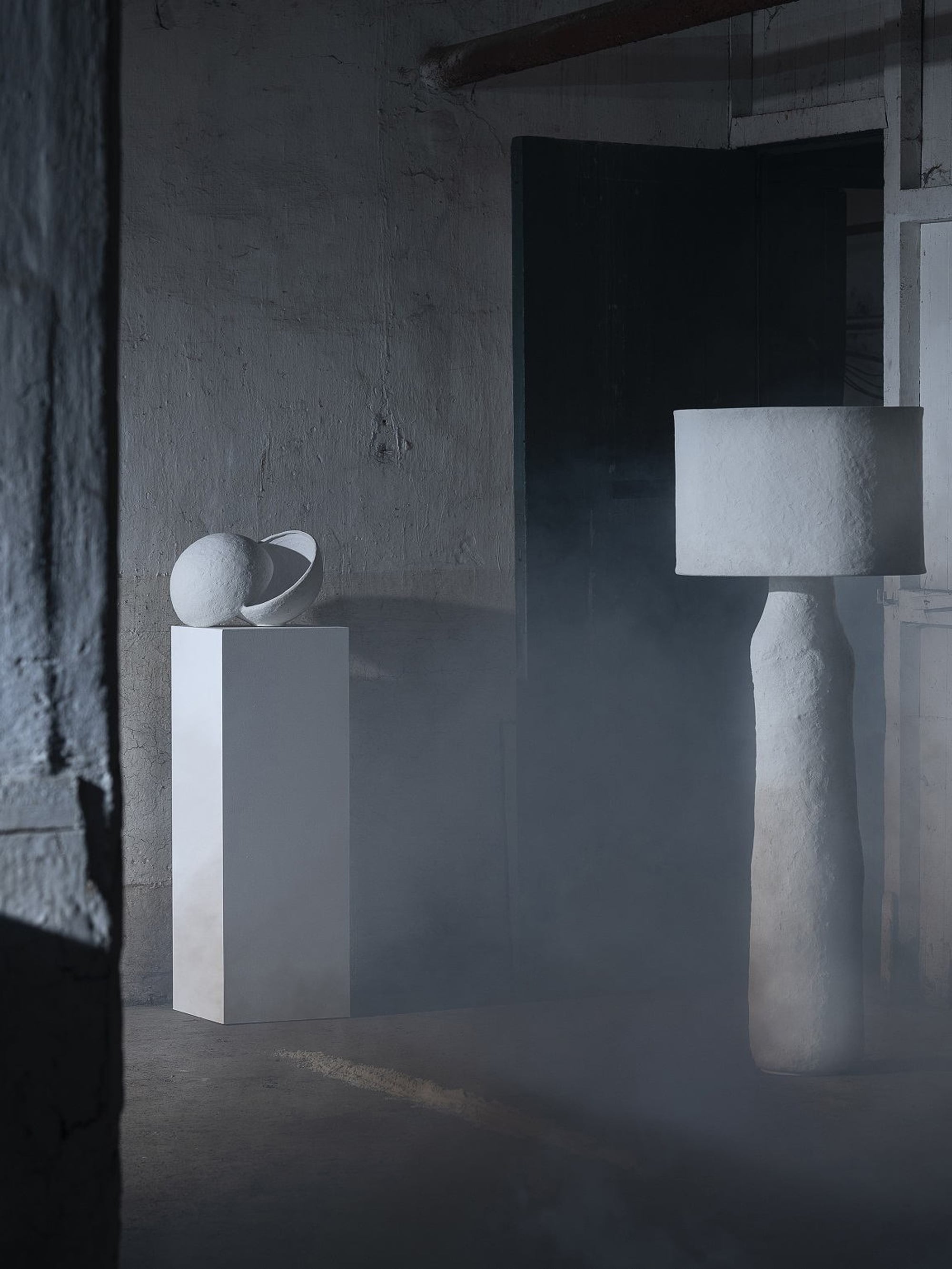 43498 F0381796c5 Earth Floor Lamp Context Portrait